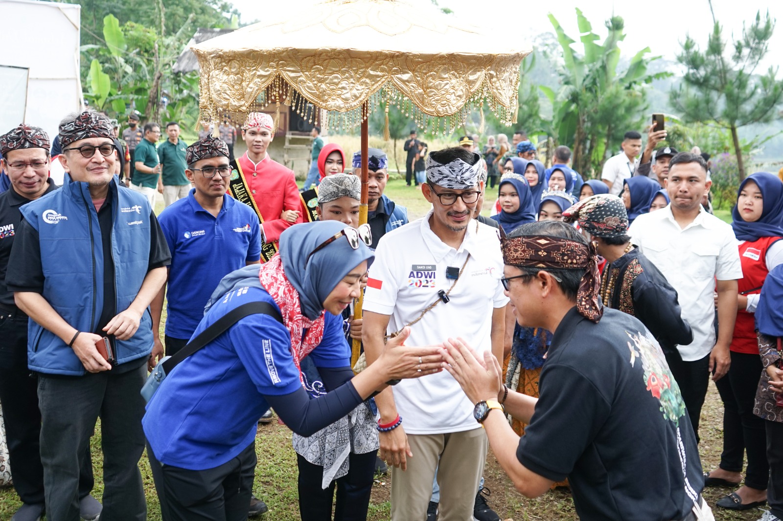 Menparekraf lakukan kunjungan ke Desa Cibeusi, Subang, Jawa Barta (sumber gambar : Danone Indonesia)