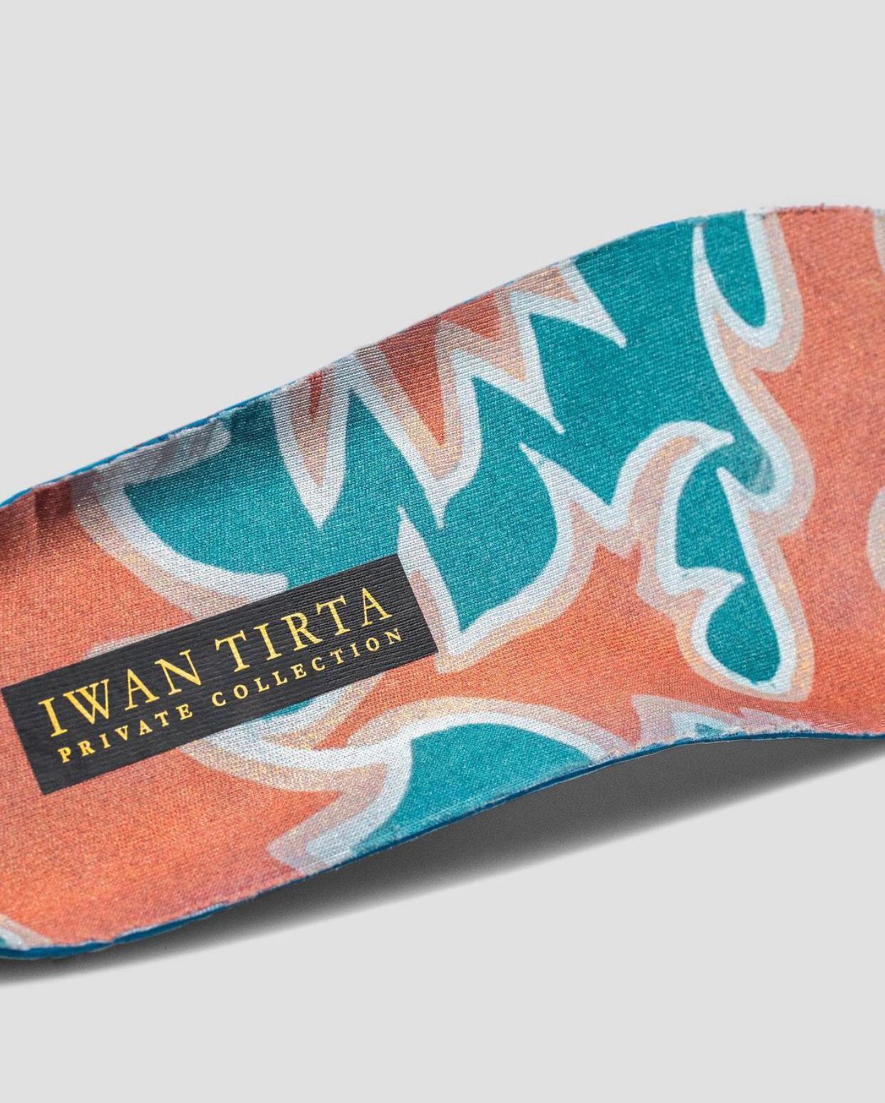 Produk sepatu Kolaborasi Compass dengan Iwan Tirta 