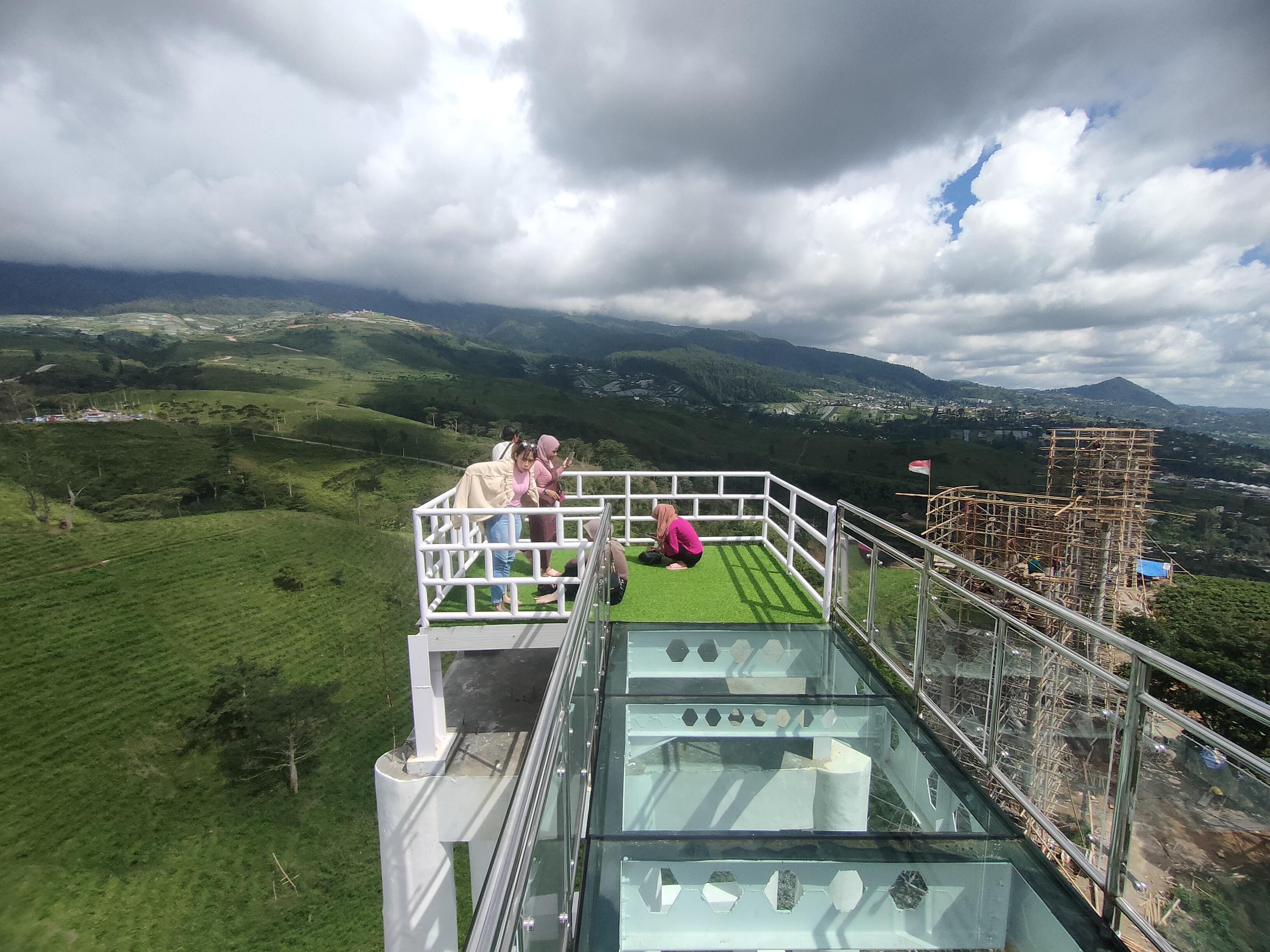 jembatan kaca Kemuning Sky Hills (Foto Hypeabis/M R Purboyo)
