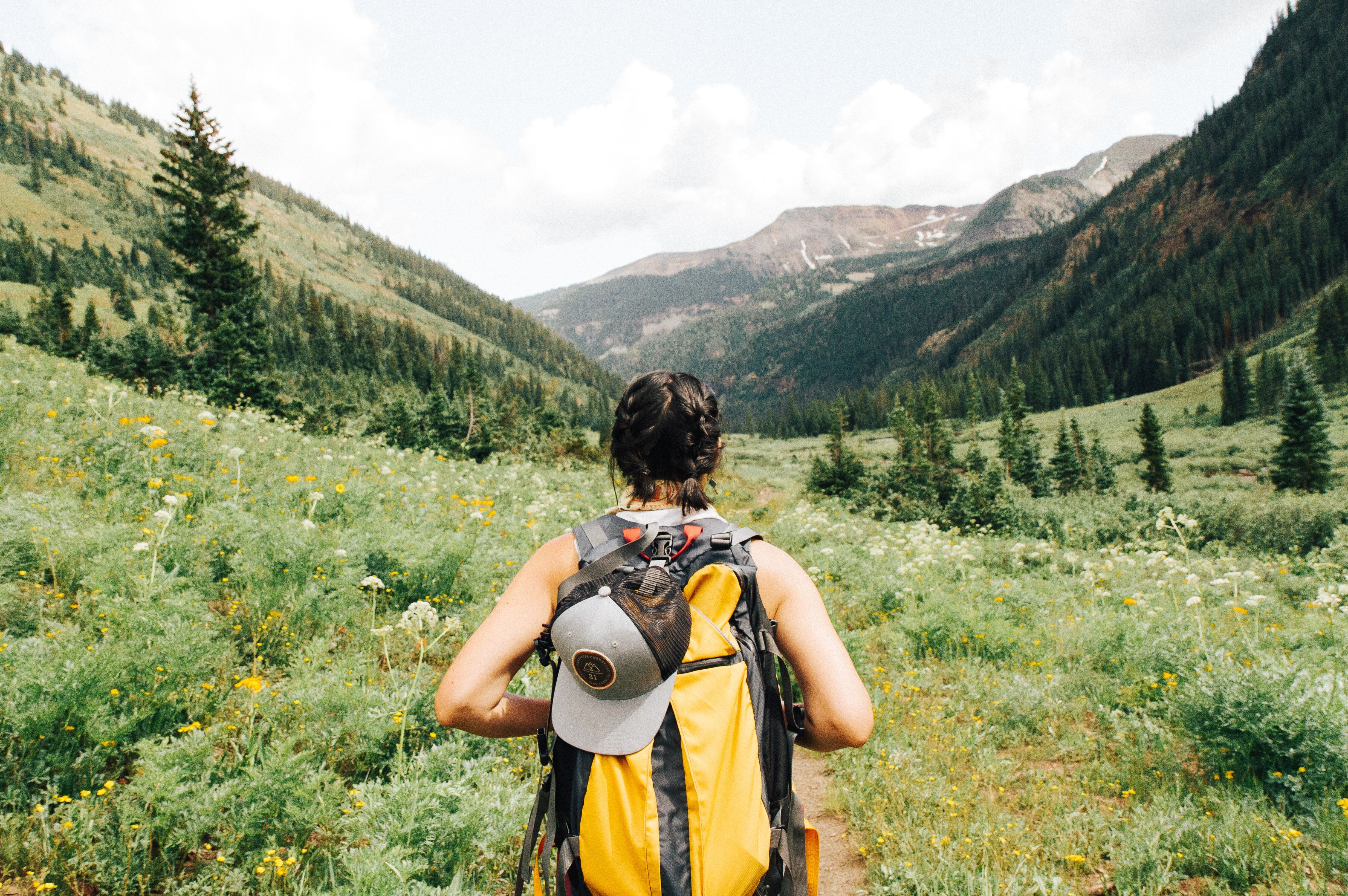 Ilustrasi Solo Traveling ke Gunung (unsplash/Holly Mandarich)