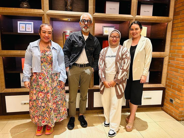 Tisa TS (pertama dari kiri) dan Muthia Esfand (ketiga dari kiri) (sumber foto: Instagram)