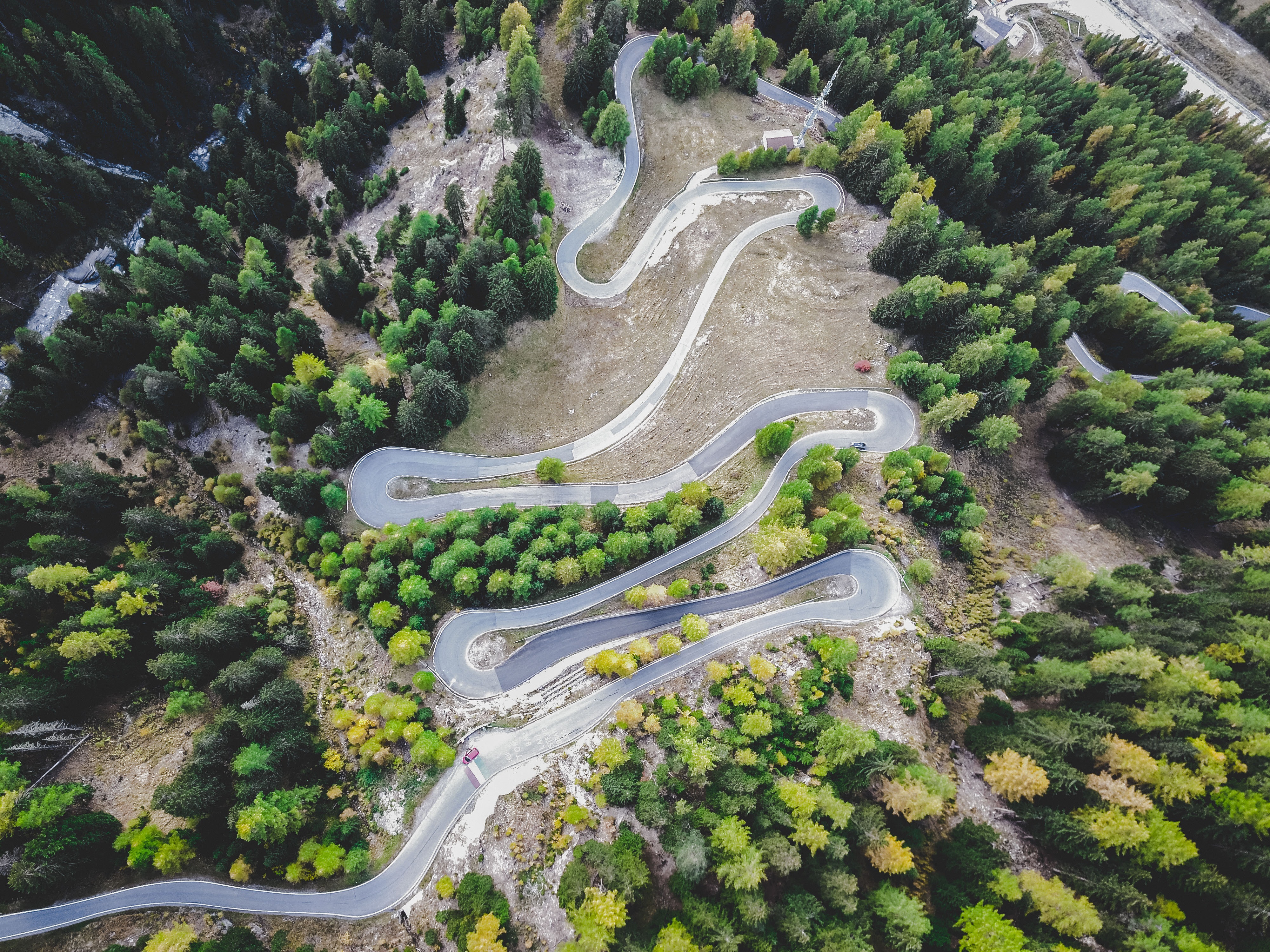 Ilustrasi jalur berkelok. (Sumber foto: Pexels/Tobias Aeppli)