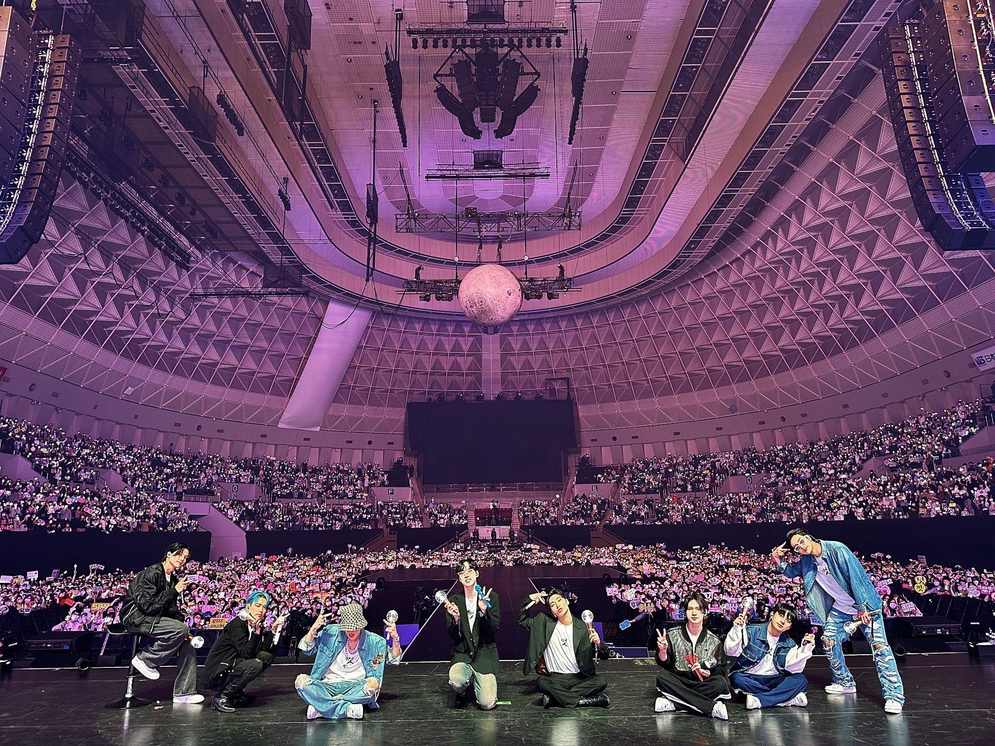 ATEEZ saat konser di Jepang.
