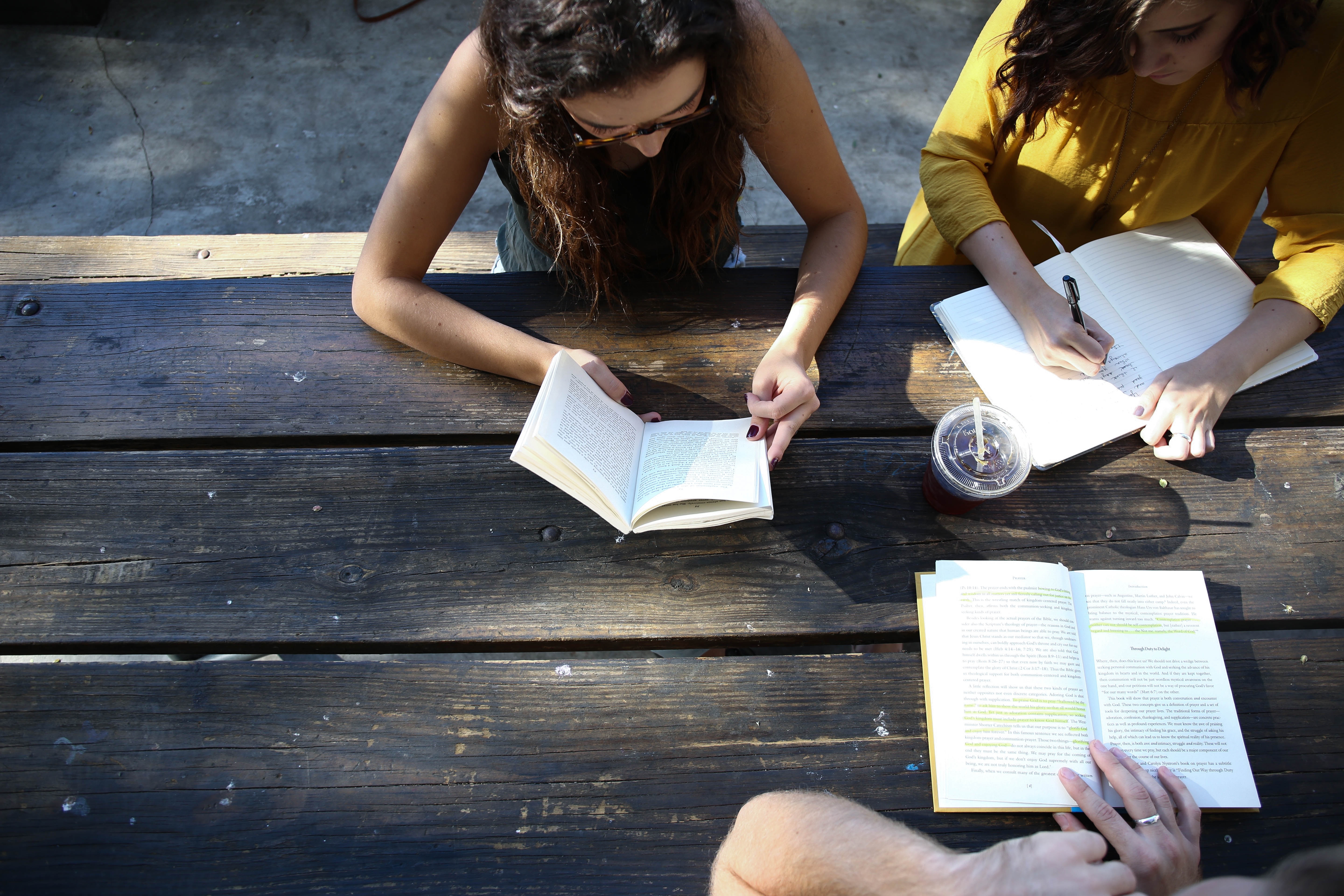 Ilustrasi mahasiswa sedang berdiskusi (Sumber: Unsplash/Alexis Brown)