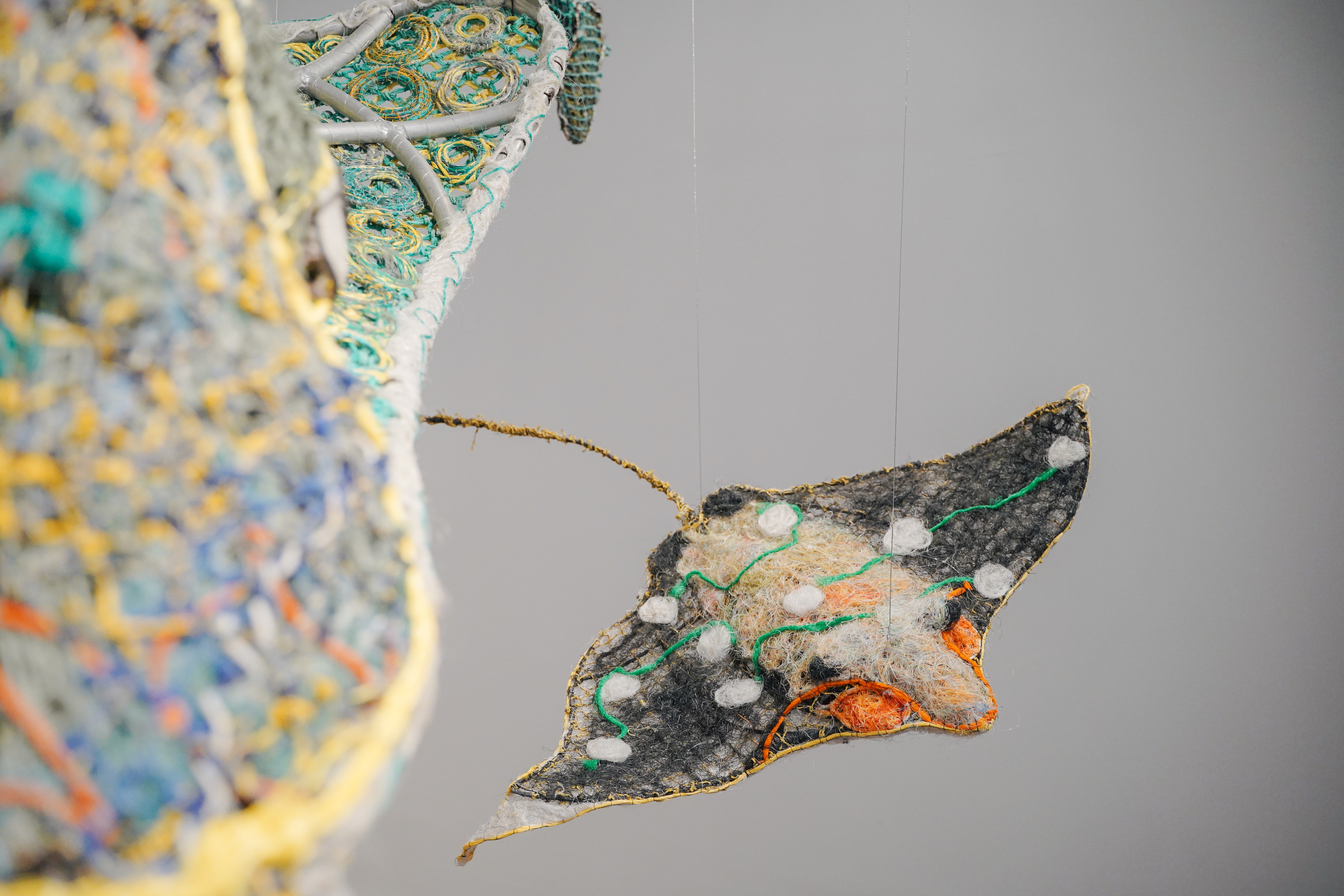 Instalasi karya seni yang ditampilkan di pameran Ghost Nets: Awakening the Drifting Giants (Sumber gambar: Museum MACAN)