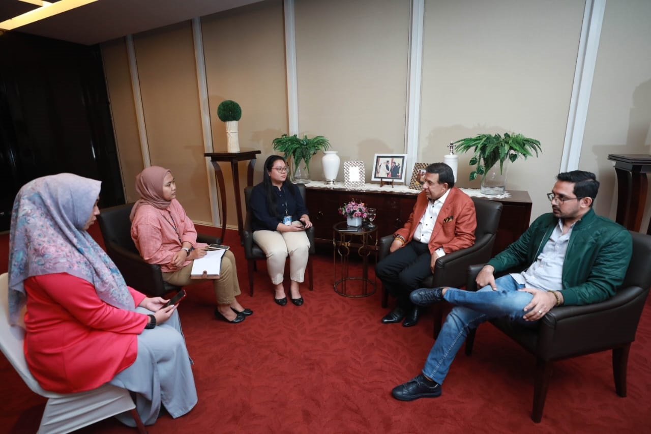 Tim Hypeabis.id bersama dengan pendiri rumah produksi Multivision Plus Raam Punjabi dan Co-Producer Multivision Plus Amrit Punjabi di kantor pusat MVP, Jakarta, Senin (22/5/2023). (Sumber foto: Hypeabis.id/Himawan L. Nugraha)