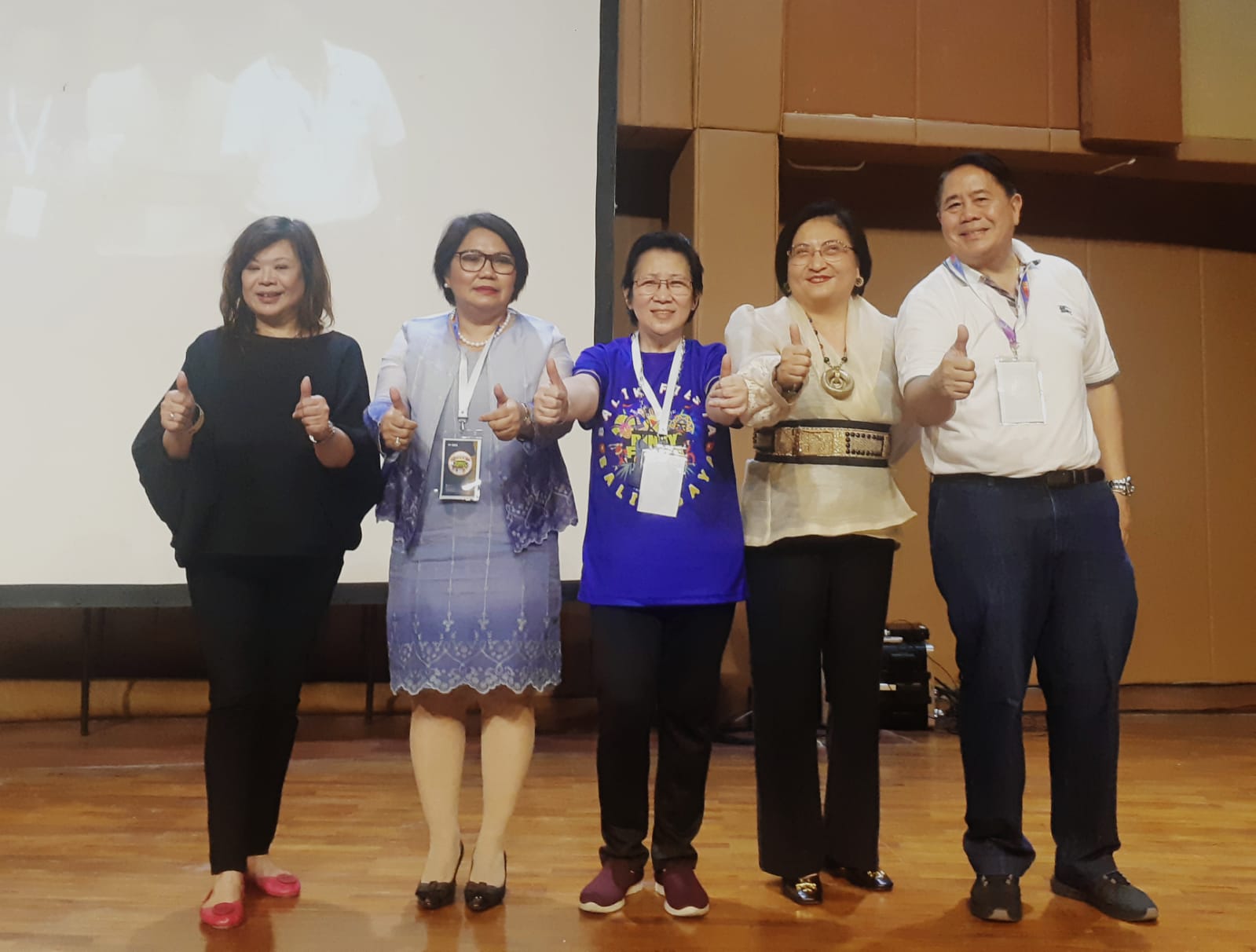 Duta Besar Filipina untuk Indonesia H.E. Gina A. Jamoralin, (dua dari kiri)  dan panitia Pinoy Fiesta 2023 (sumber gambar/ Hypeabis.id/Prasetyo Agung)