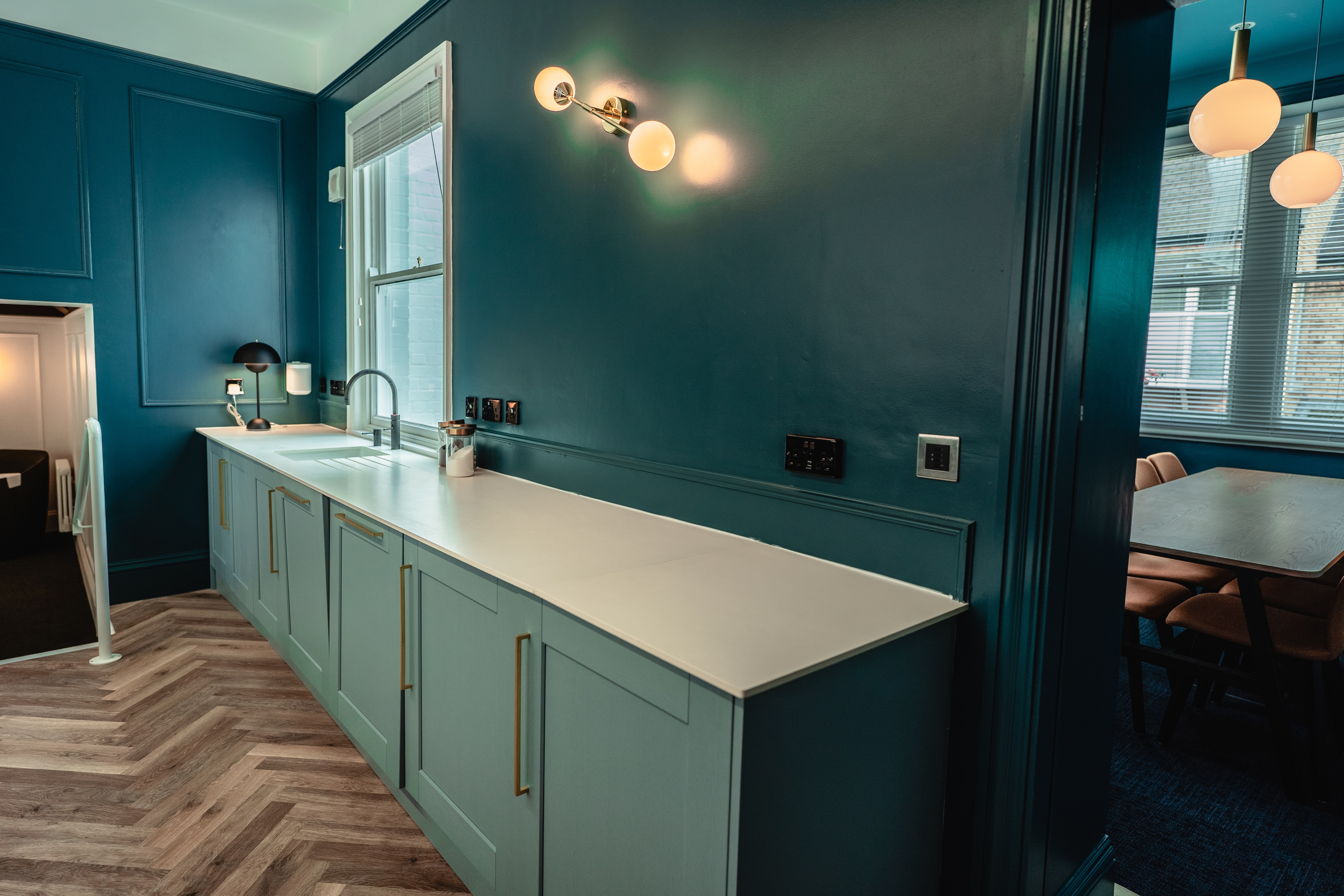 Dapur biru (Sumber foto: Unsplash/clicks north)