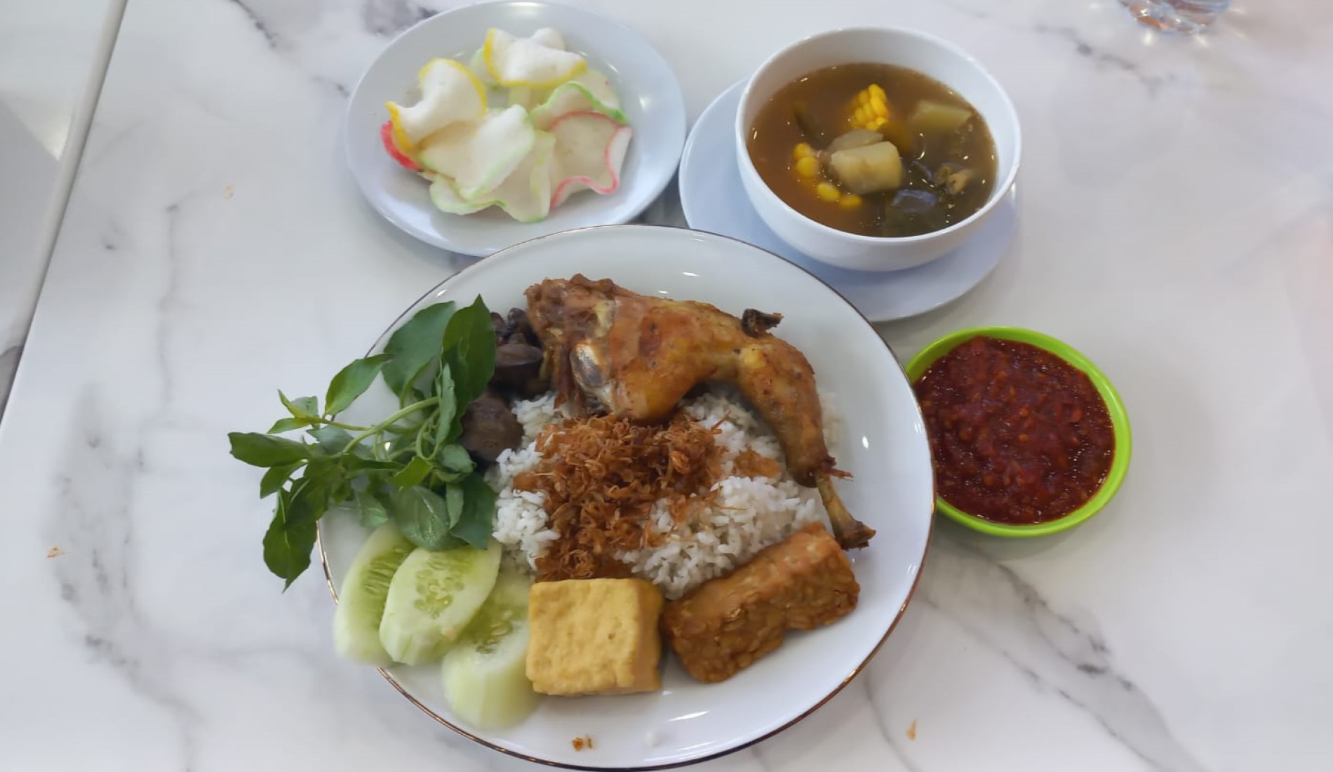 Seporsi ayam goreng berkah Rachmat (Sumber Foto: Hypeabis.id/Kintan Nabila)