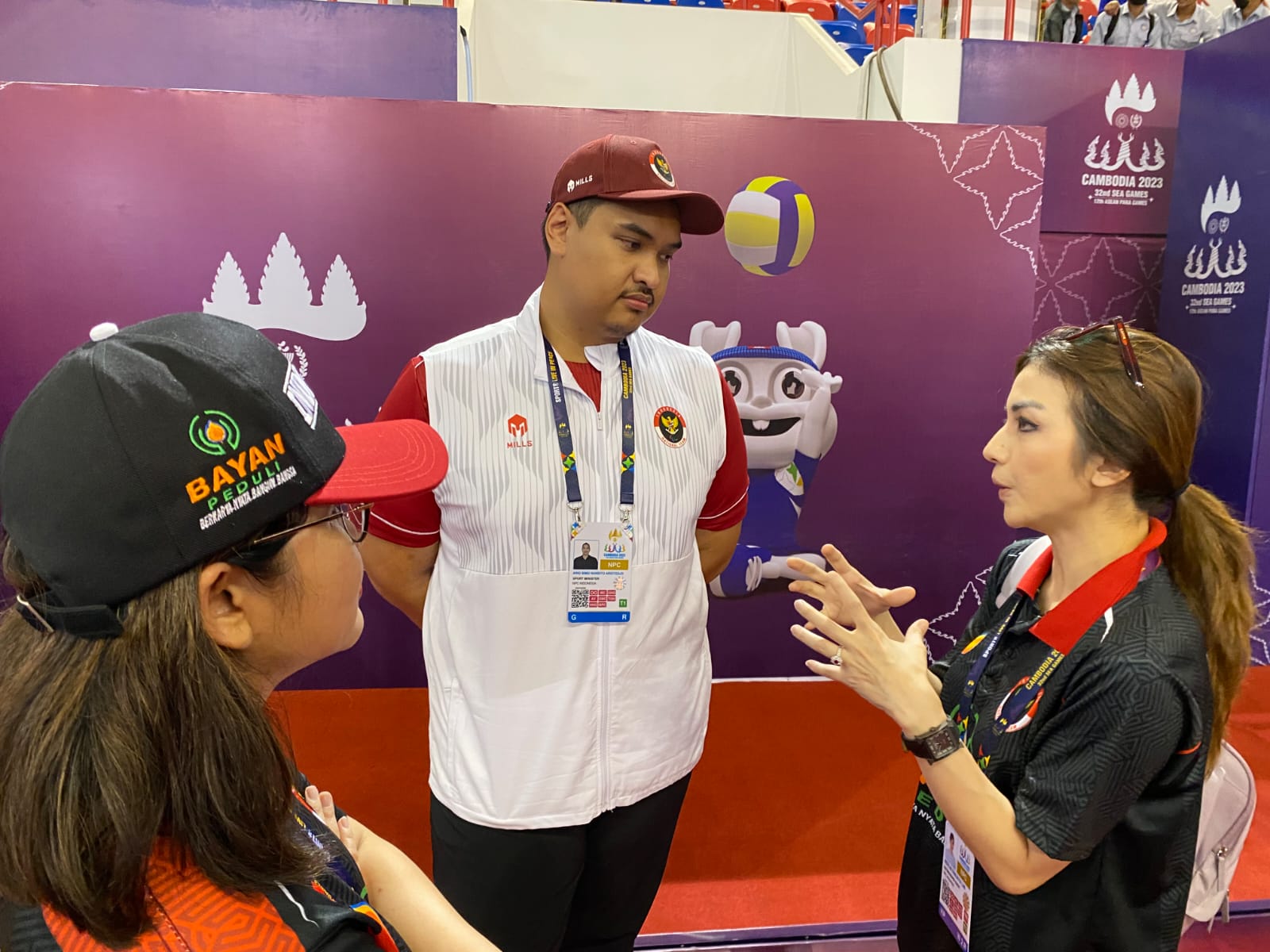 Direktur PT Bayan Resources, Tbk. Merlin Sanjaya dan HSE - CD/CSR Manager PT Bayar Resources, Tbk. Dian Fiana Ratna Dewi berbincang dengan Menteri Pemuda dan Olahraga Dito Ariotedjo di ASEAN Para Games 2023 di Kamboja (Sumber: Hypeabis.id/David Eka Issetiabudi)