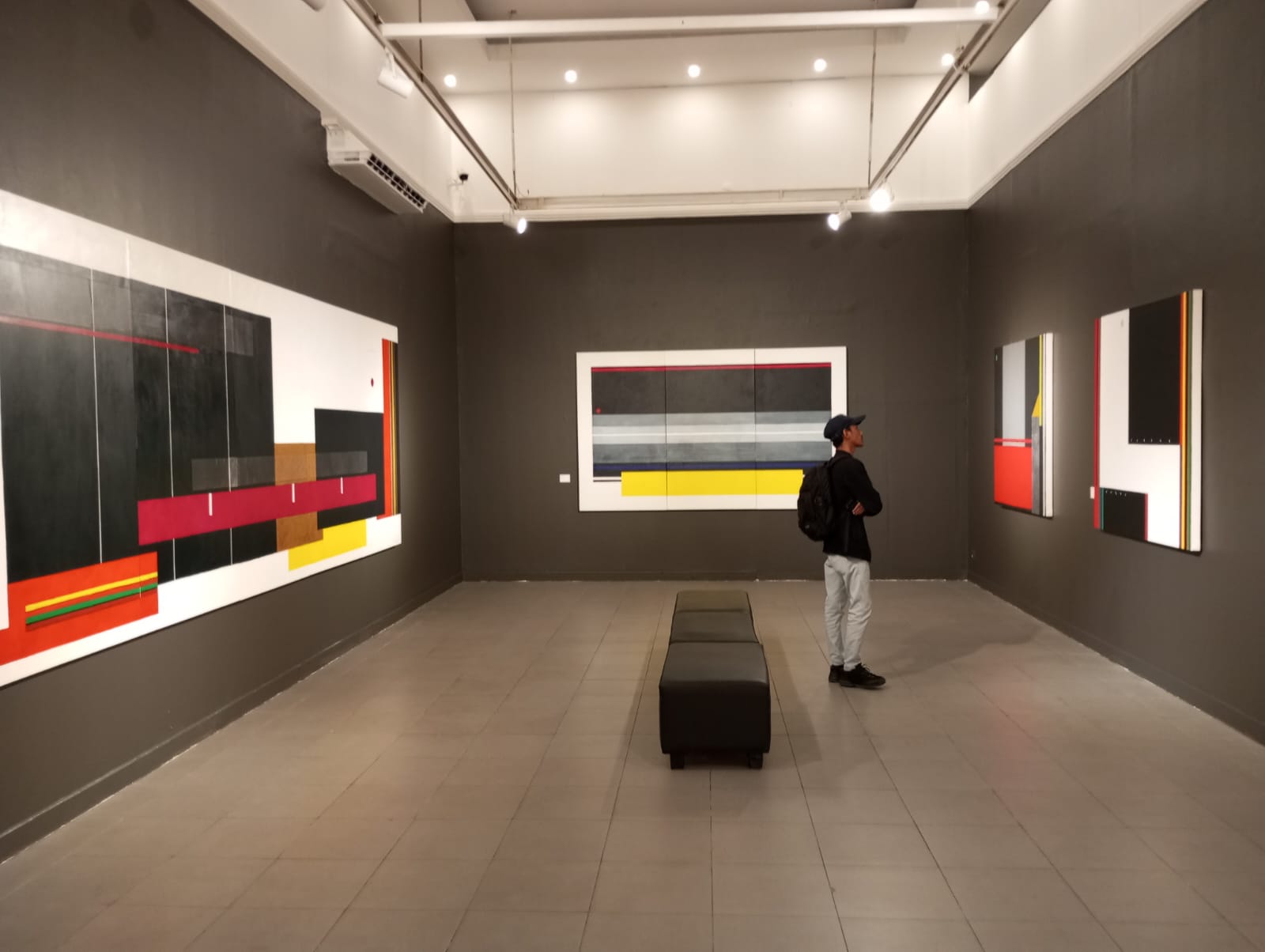 Pengunjung di pameran tunggal Nunung W.S (Sumber gambar: Hypeabis.id/ Yudi Supriyanto)