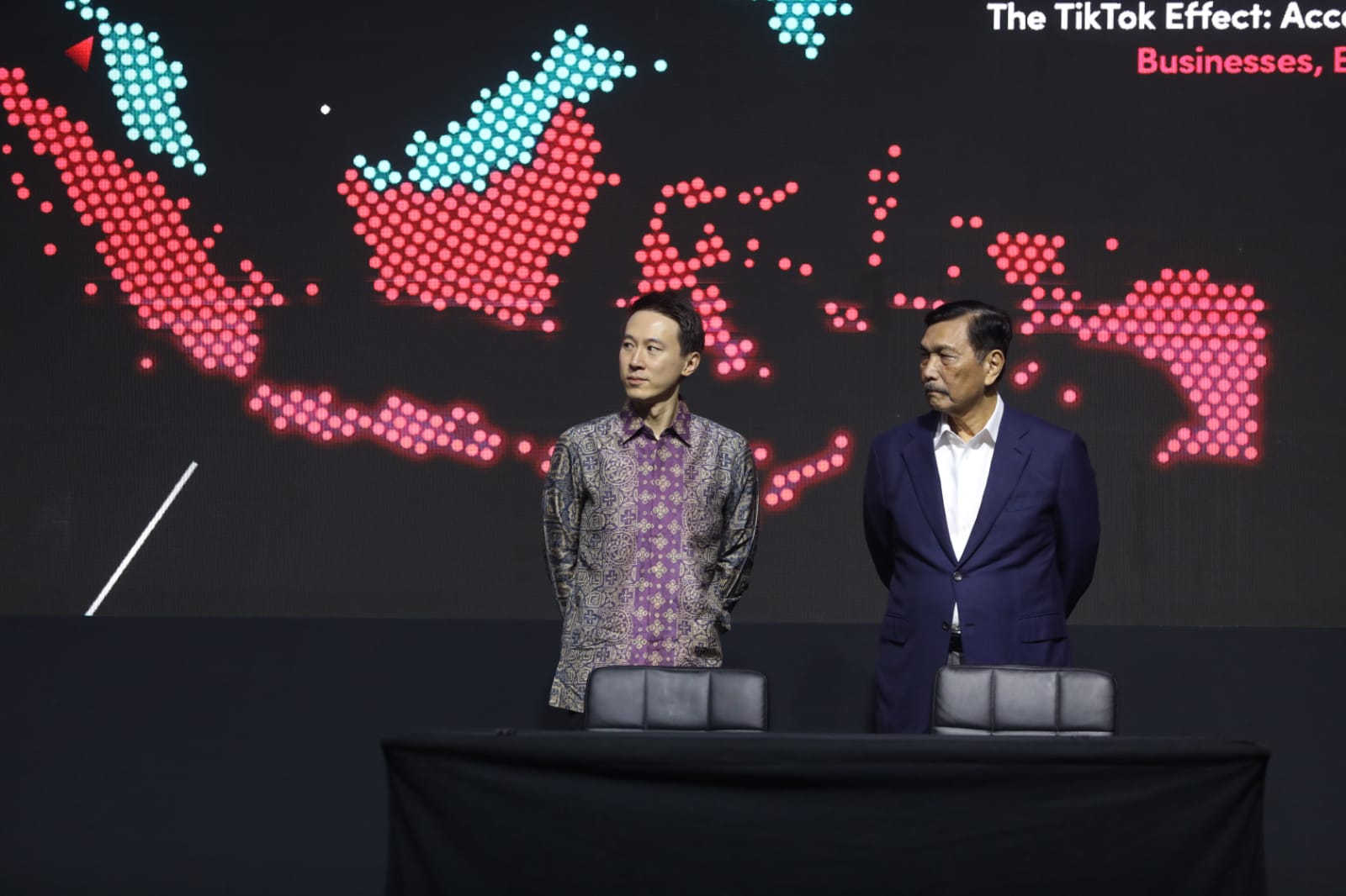 CEO TikTok Shou Zi Chew bersama dengan Menteri Koordinator Bidang Maritim dan Investasi Luhut Binsar Pandjaitan dalam acara TikTok Southeast Asia Impact Forum 2023. (Sumber gambar: JIBI/Bisnis/Arief Hermawan P)