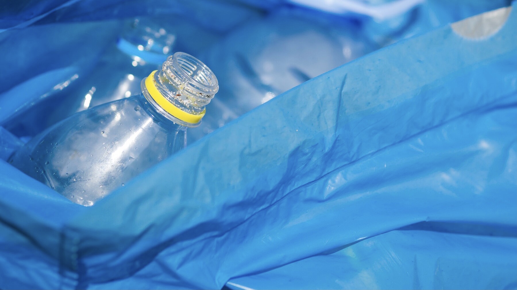 Mikroplastik ada di botol minum. (Sumber gambar : Freepik)