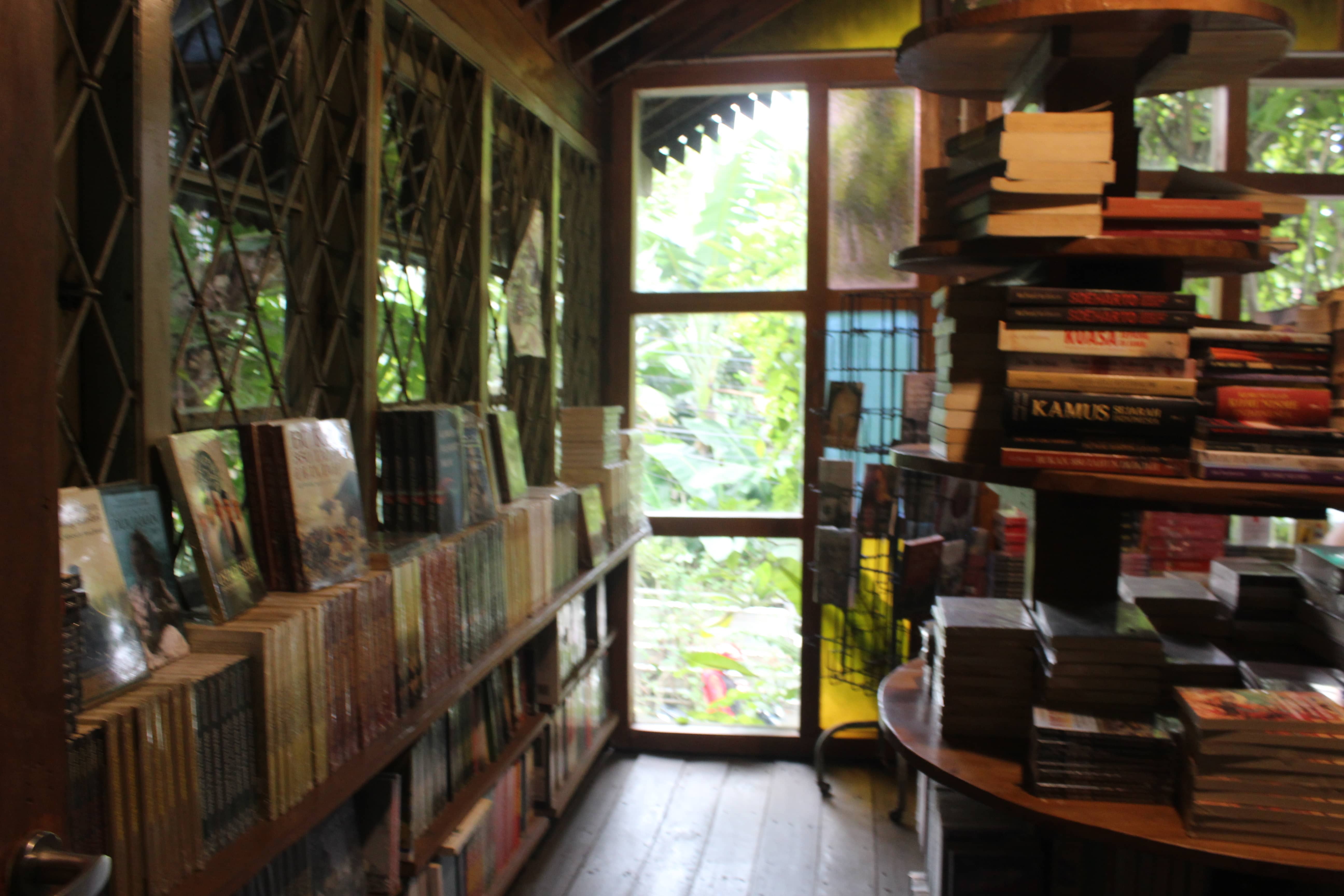 Bagian dalam toko buku Komunitas Bambu (Sumber: dokumentasi pribadi)