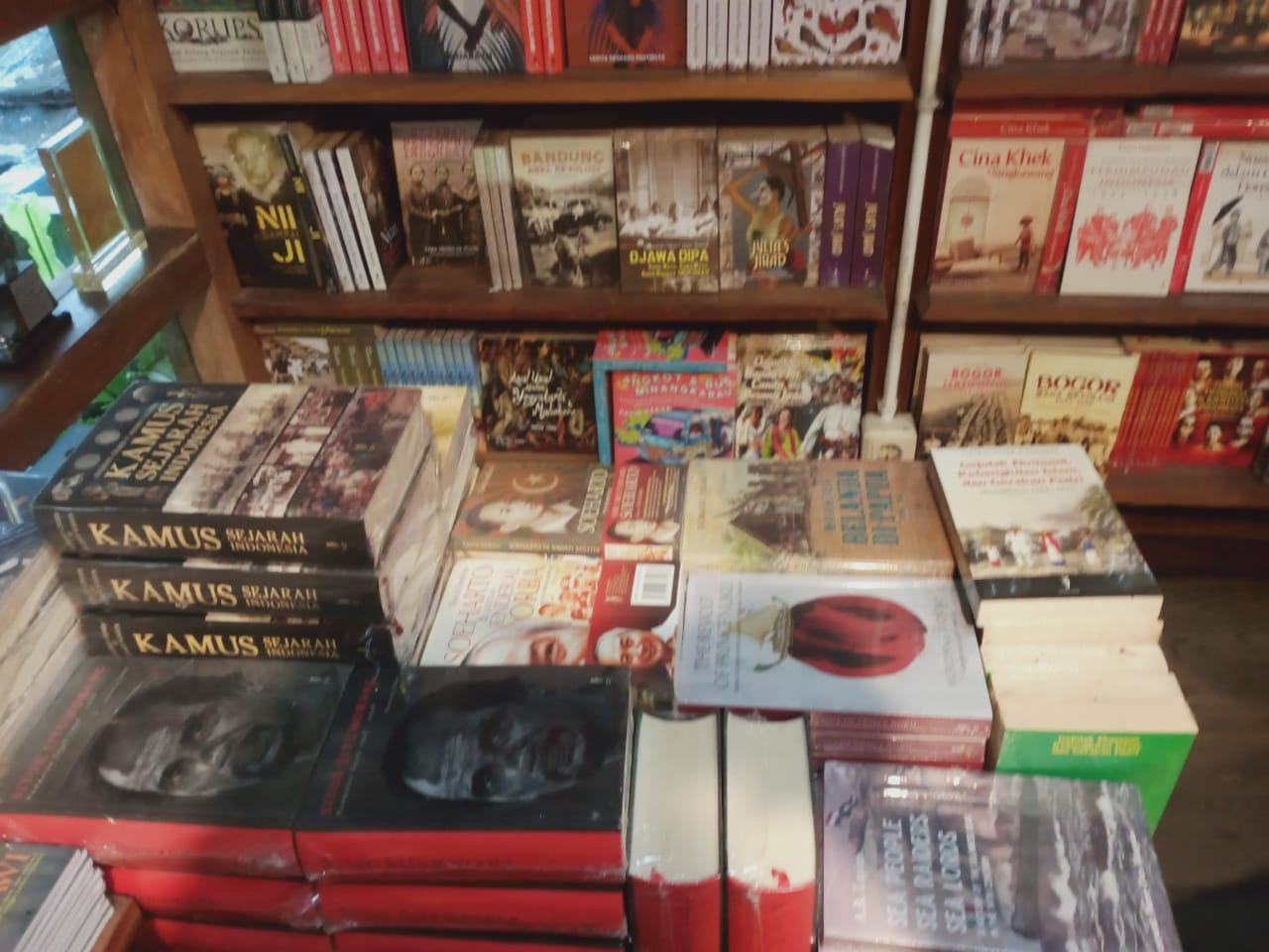 Susunan buku bertumpuk (Sumber: dokumentasi pribadi)