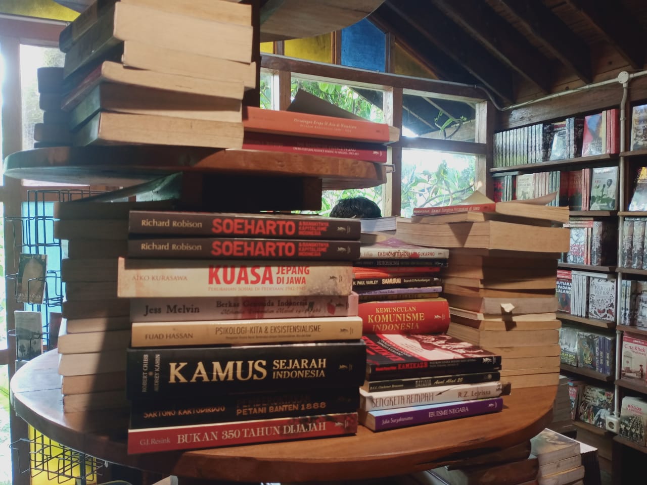 Susunan buku di pajangan (Sumber: dokumentasi pribadi)