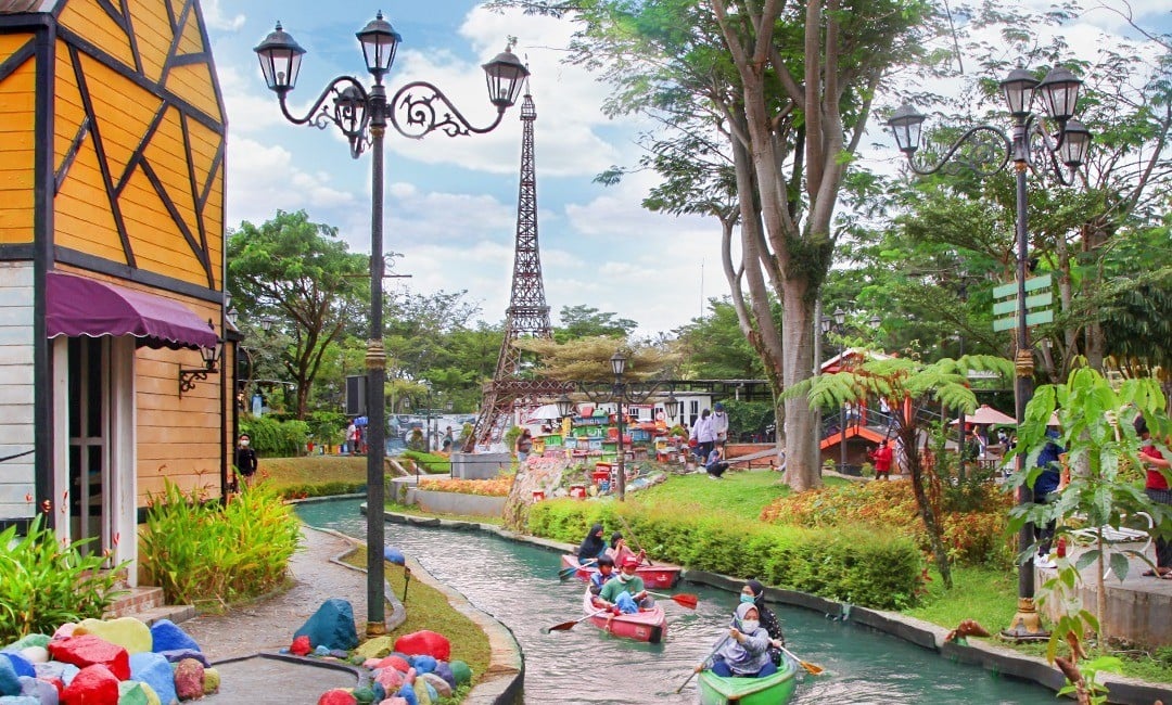 Miniatur Menara Eiffel (Sumber Foto: Instagram/@devoyage bogor)