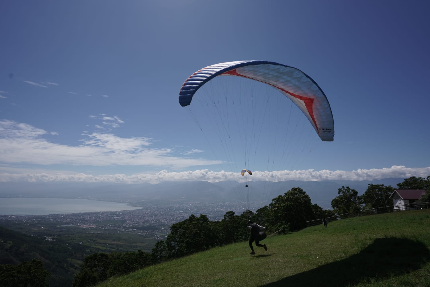 Satya Winnie saat paralayang di Puncak Matantimali Sigi, Sulawesi Tengah (Sumber gambar: Festival Lestari)
