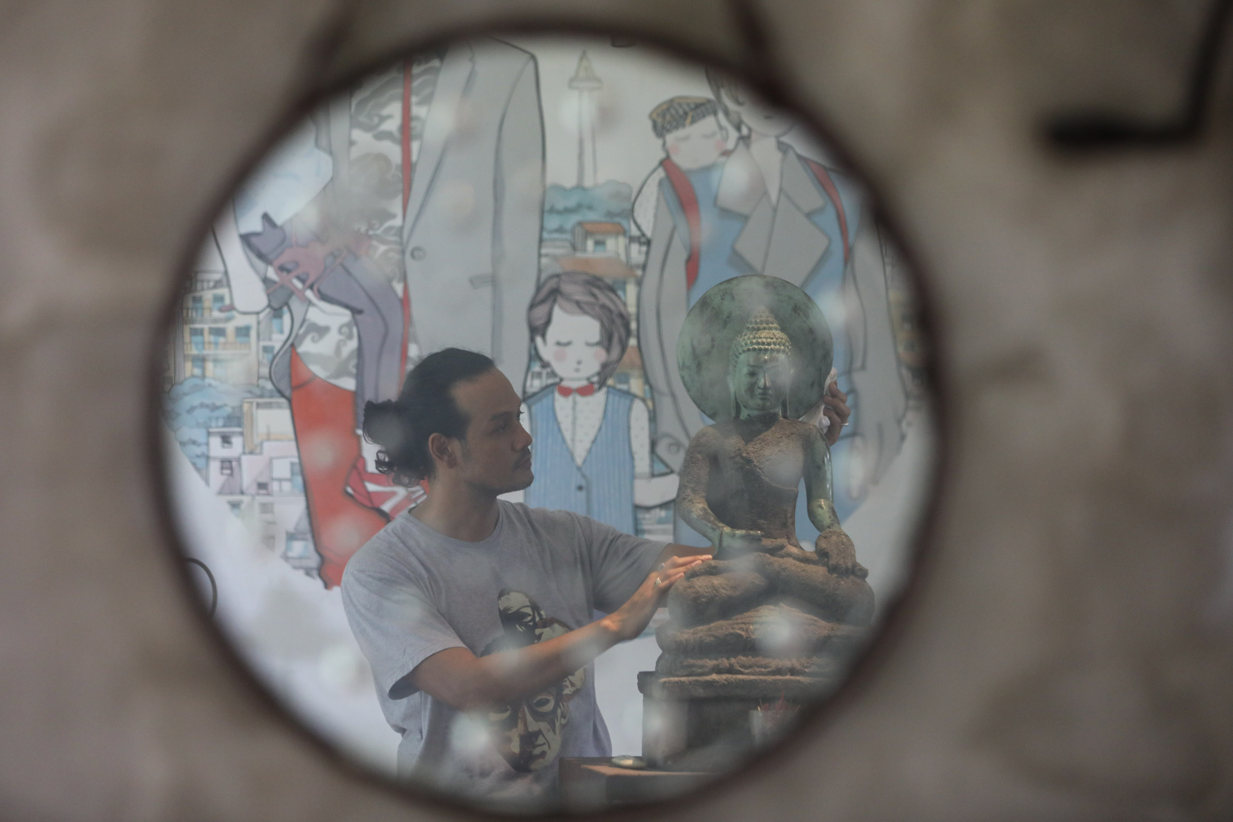 Aktor Dwi Sasono dengan salah satu patung restorasi dalam proyek Lebur (Sumber gambar: Hypeabis.id/Arief Hermawan P)
