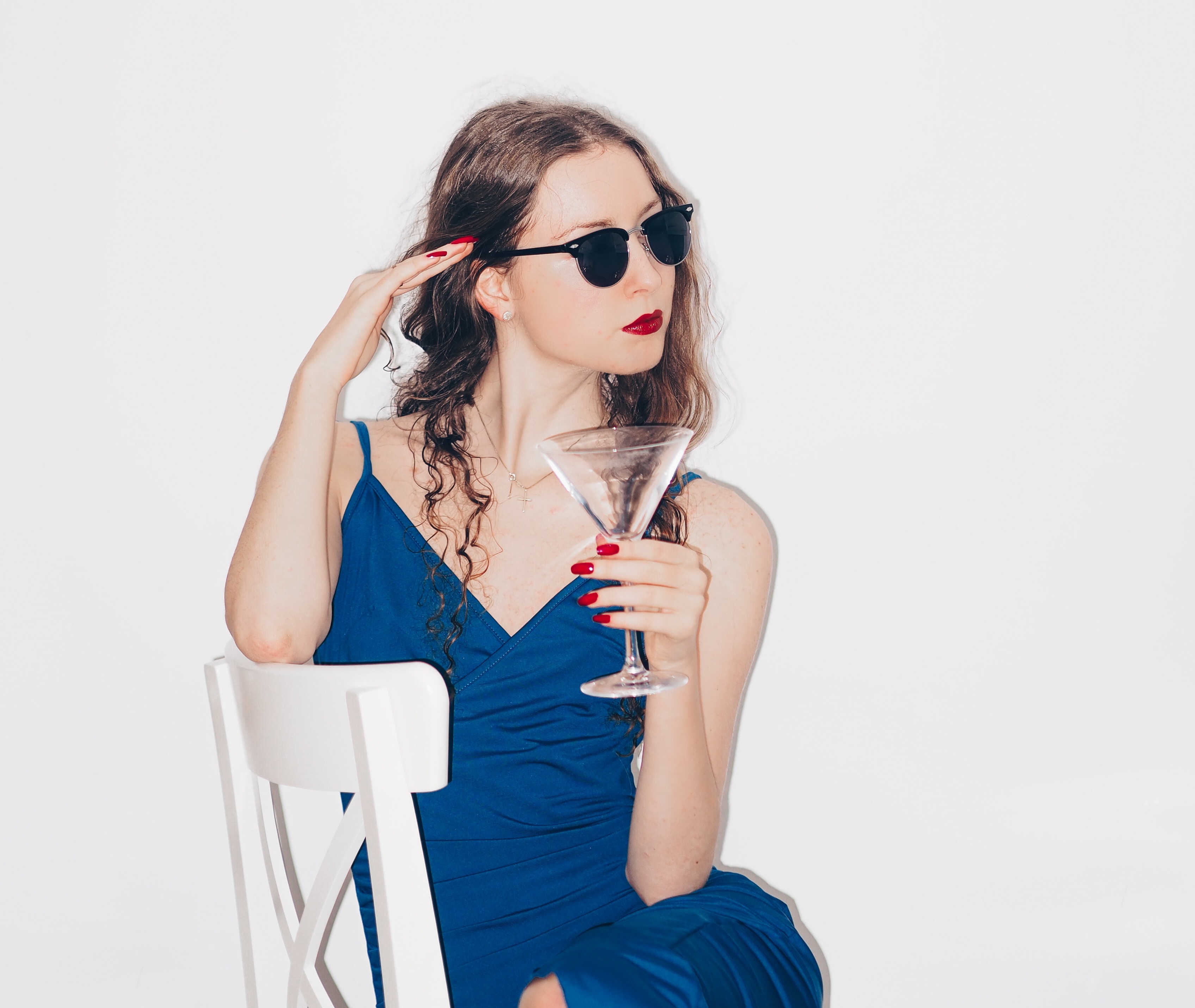 Sling dress cobalt blue (Sumber gambar: Laura Chouette/Unsplash)