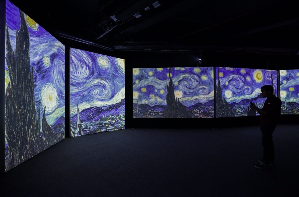Pengunjung menikmati pameran multisensori Van Gogh Alive di Mal Taman Anggrek, Jakarta. (Sumber gambar: Hypeabis.id/Fanny K)