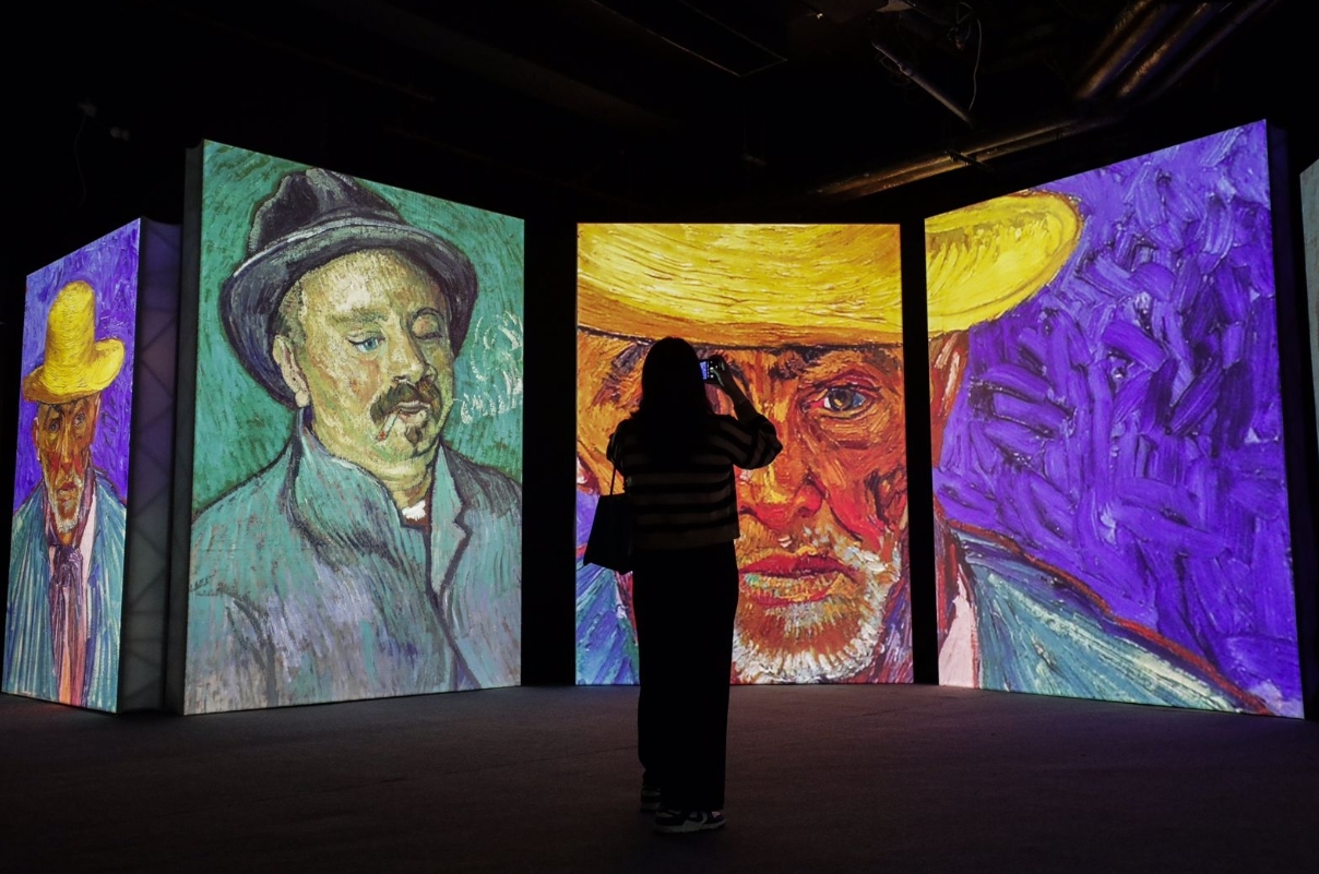 Pengunjung menikmati pameran multisensori Van Gogh Alive di Mal Taman Anggrek, Jakarta. (Sumber gambar: Hypeabis.id/Fanny K