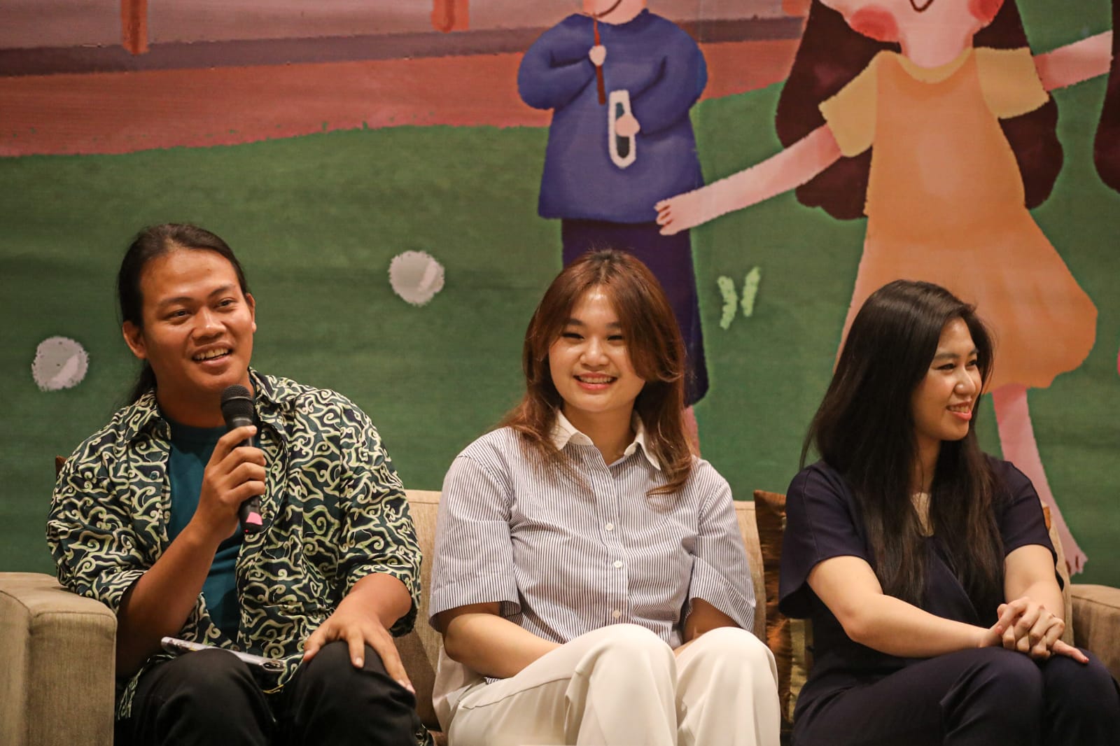 (JIBI/Bisnis/Arief Hermawan P) JELANG PERTUNJUKAN MUSIKAL  Sutradara Jong Santiasa Putra (dari kiri), President Direktur Anwa Residence Kelly Maria Emmanuella, dan Direktur Umum Sari Kresna Kimia Kezia Victoria memberikan keterangan saat konferensi pers Benih Yang Bernilai di Ciputra Artpreneur, Jakarta, Kamis (6/7). 