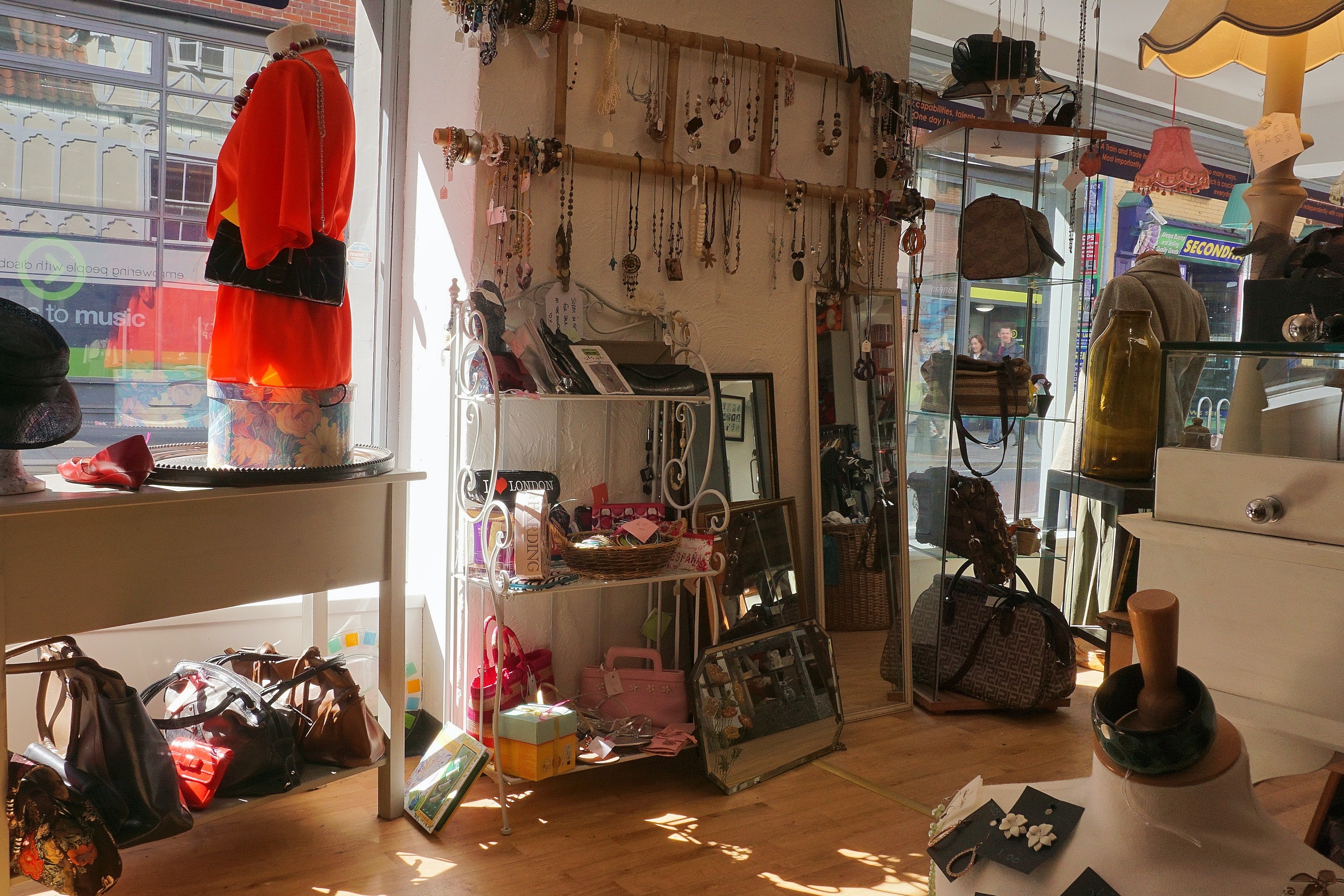 Ilustrasi thrift shop. (Sumber foto: Pexels/Suzy Hazelwood)
