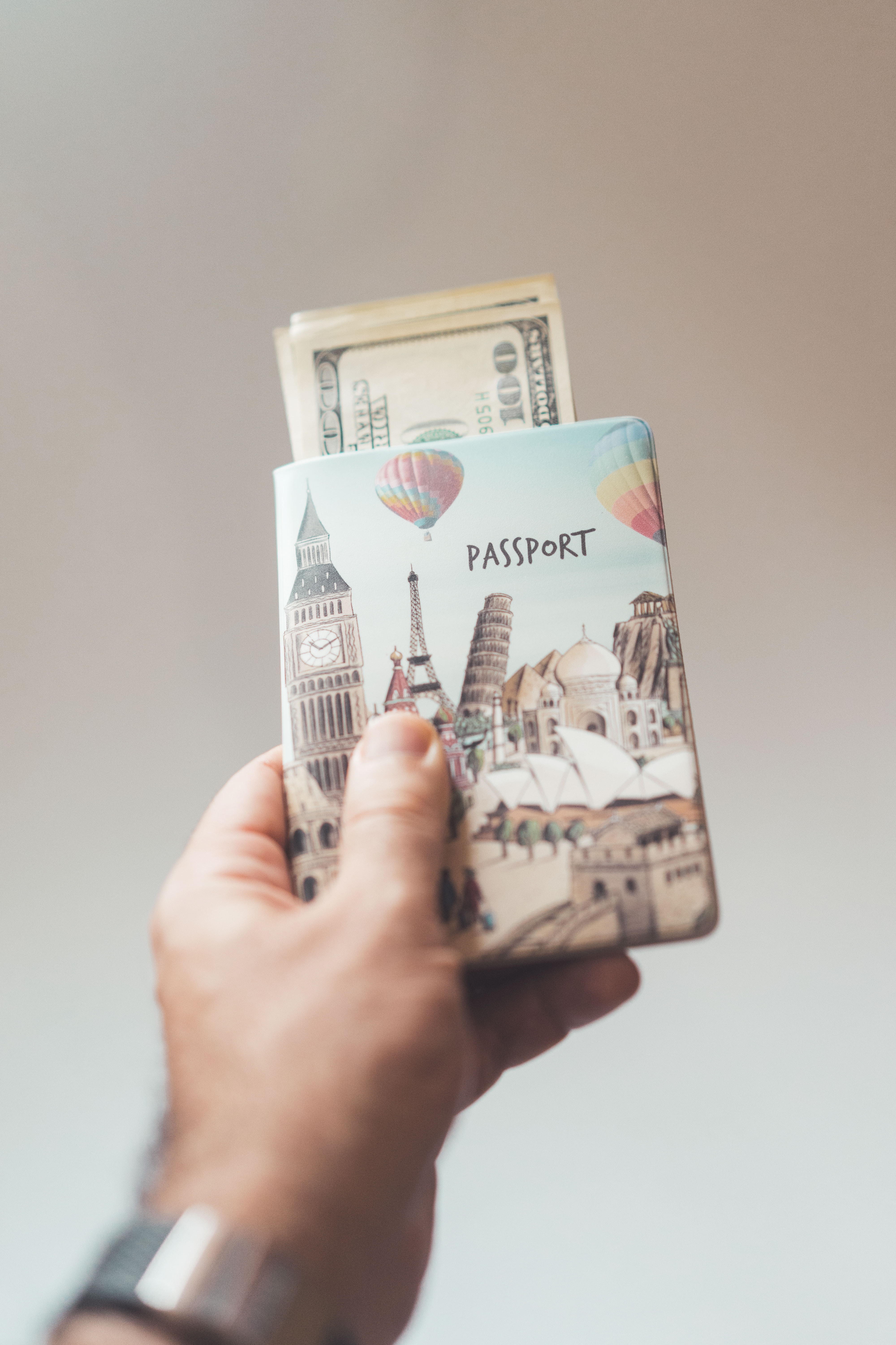 Ada denda ketika paspor rusak akibat kecerobohan dan kurang hati-hati (Sumber gambar ilustrasi: pexels/ oleksandr canary islands)