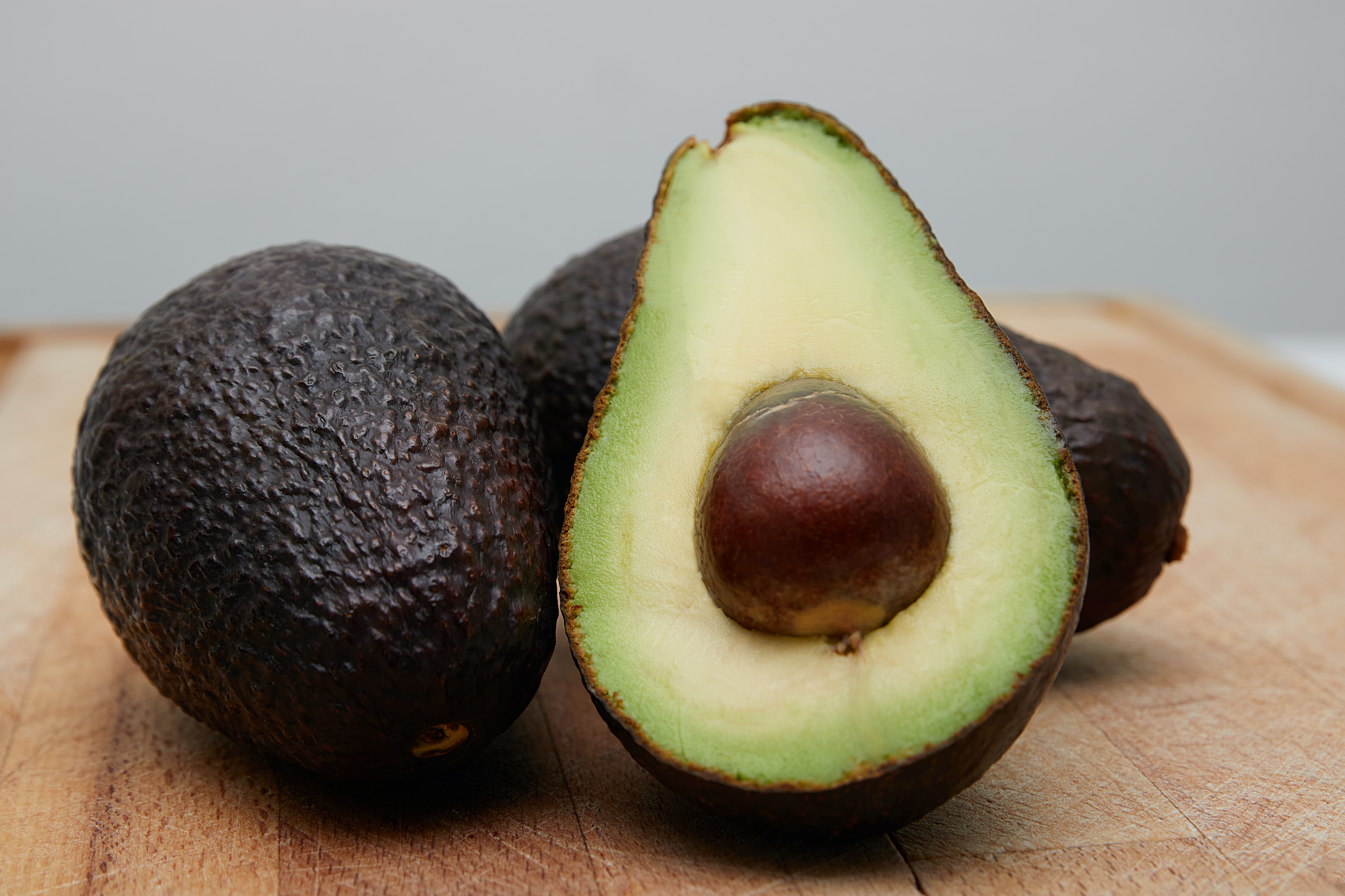 Buah alpukat (Sumber: Unsplash/Gil Njdouwou)