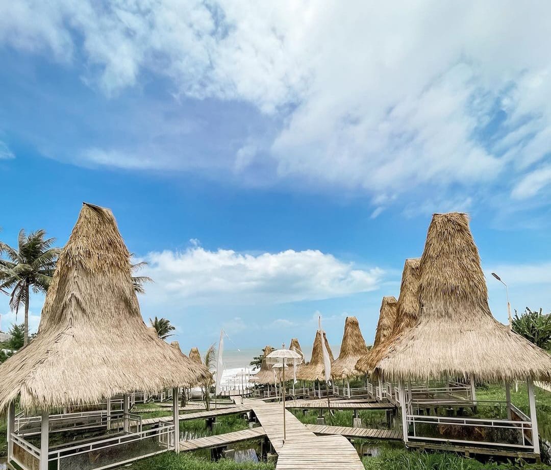 Resto Sawah Tepi Pantai (Sumber Foto: Instagram/@karangpotongoceanview)