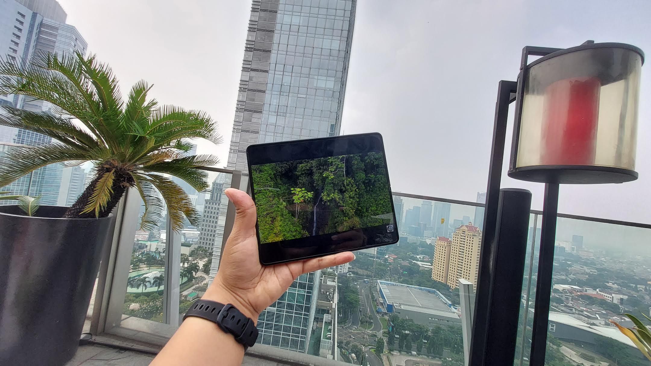 Layar utama Galaxy Z Fold 5. (Sumber gambar : Desyinta Nuraini/Hypeabis.id)