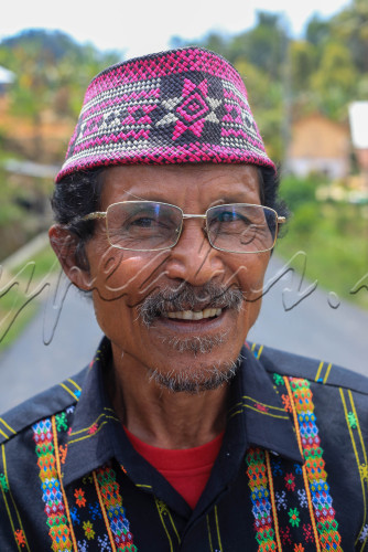 JIBI/Bisnis/Himawan L Nugraha
TERBIUS PESONA DESA LOHA
Potret salah seorang tetua Desa Loha menggunakan pakaian adat setempat di Desa Loha, Manggarai Barat, Nusa Tenggara Barat, Senin (21/8/2023). Desa kecil yang berada di kaki bukit ini memiliki potensi yang besar, terutama tanaman vanili. Vanili adalah tanaman penghasil bubuk vanili yang biasa dijadikan pengharum makanan. Bubuk ini dihasilkan dari buahnya yang berbentuk polong. Vanili memili aroma harum dan manis.