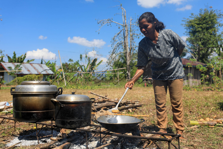 JIBI/Bisnis/Himawan L Nugraha   
TERBIUS PESONA DESA LOHA
Seorang ibu memasak menggunakan tungku di Desa Loha, Manggarai Barat, Nusa Tenggara Barat, Senin (21/8/2023). Desa kecil yang berada di kaki bukit ini memiliki potensi yang besar, terutama tanaman vanili. Vanili adalah tanaman penghasil bubuk vanili yang biasa dijadikan pengharum makanan. Bubuk ini dihasilkan dari buahnya yang berbentuk polong. Vanili memili aroma harum dan manis.