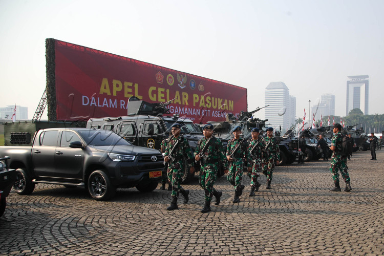 Anggota TNI berbaris pada saat Apel Gelar Pasukan dalam rangka Pengamanan KTT ASEAN ke-43 di kawasan Monas, Jakarta, Jumat (1/9/2023). Dalam kegiatan pengamanan VVIP KTT ASEAN ke-43, TNI dan Polri menerjunkan sebanyak 13.158 personil yang tergabung dalam Satgas Kogasgab. KTT ASEAN akan digelar pada 5-7 September 2023 di Jakarta Convention Center. (Bisnis Indonesia/Himawan L Nugraha)
