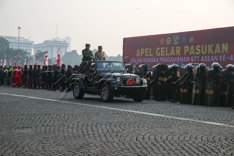 Panglima TNI Laksamana TNI Yudo Margono (kiri) bersama Kapolri Jenderal Pol Listyo Sigit Prabowo (kanan) memeriksa pasukan pada saat Apel Gelar Pasukan dalam rangka Pengamanan KTT ASEAN ke-43 di kawasan Monas, Jakarta, Jumat (1/9/2023). Dalam kegiatan pengamanan VVIP KTT ASEAN ke-43, TNI dan Polri menerjunkan sebanyak 13.158 personil yang tergabung dalam Satgas Kogasgab. KTT ASEAN akan digelar pada 5-7 September 2023 di Jakarta Convention Center.