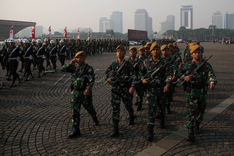 Anggota TNI berbaris pada saat Apel Gelar Pasukan dalam rangka Pengamanan KTT ASEAN ke-43 di kawasan Monas, Jakarta, Jumat (1/9/2023). Dalam kegiatan pengamanan VVIP KTT ASEAN ke-43, TNI dan Polri menerjunkan sebanyak 13.158 personil yang tergabung dalam Satgas Kogasgab. KTT ASEAN akan digelar pada 5-7 September 2023 di Jakarta Convention Center.
