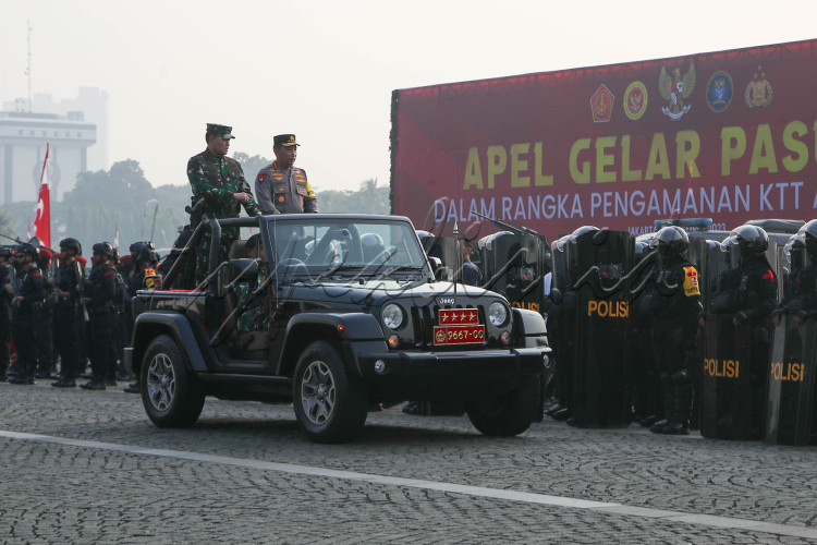 Panglima TNI Laksamana TNI Yudo Margono (kiri) bersama Kapolri Jenderal Pol Listyo Sigit Prabowo (kanan) memeriksa pasukan pada saat Apel Gelar Pasukan dalam rangka Pengamanan KTT ASEAN ke-43 di kawasan Monas, Jakarta, Jumat (1/9/2023). Dalam kegiatan pengamanan VVIP KTT ASEAN ke-43, TNI dan Polri menerjunkan sebanyak 13.158 personil yang tergabung dalam Satgas Kogasgab. KTT ASEAN akan digelar pada 5-7 September 2023 di Jakarta Convention Center.