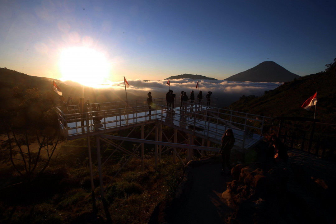 Kawasan dataran tinggi Dieng menjadi primadona wisatawan bagi yang ingin merasakan sensasi berlibur dengan suasana pegunungan yang asri dan alami.
