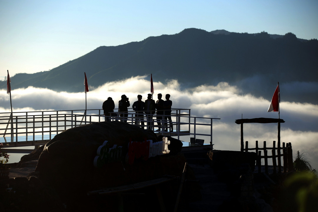 Dieng yang dikenal dengan sebutan negeri di atas awan, berada di ketinggian di atas 2.000 mdpl yang dikelilingi oleh hijau pegunungan, lahan pertanian sayur-sayuran hingga hamparan awan.