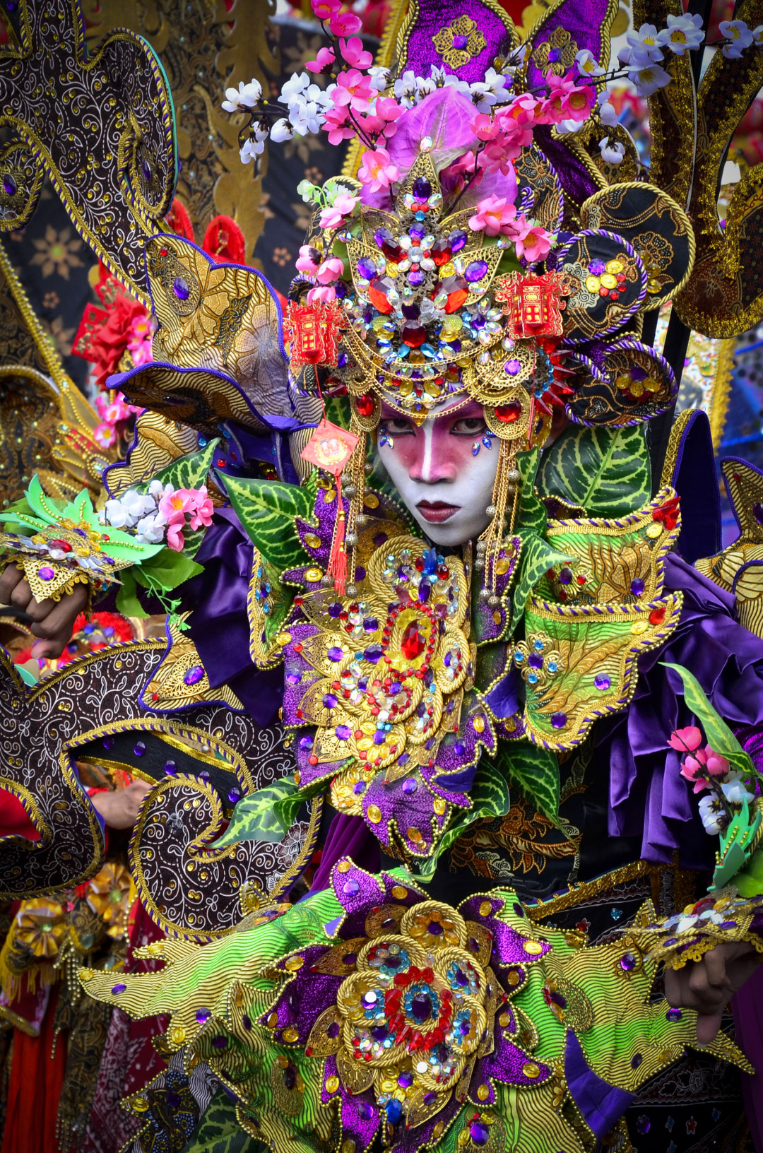 Inilah acara karnaval batik terbesar di Jawa Tengah. Ratusan peserta berkostum mewah dengan batik sebagai motif utama mereka.