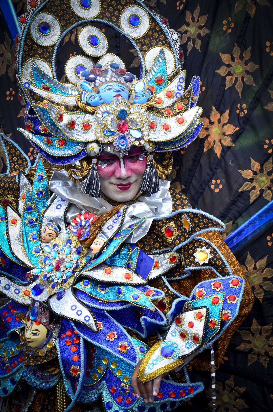 Karnaval adalah suatu pementasan ekspresi masyarakat suatu daerah atau suatu negara yang mengangkat beberapa tema khusus pada perayaannya.
Di luar itu, karnaval menjadi bagian ekonomi kreatif yang dapat mendatangkan devisa dan kunjungan wisatawan bagi suatu negara.