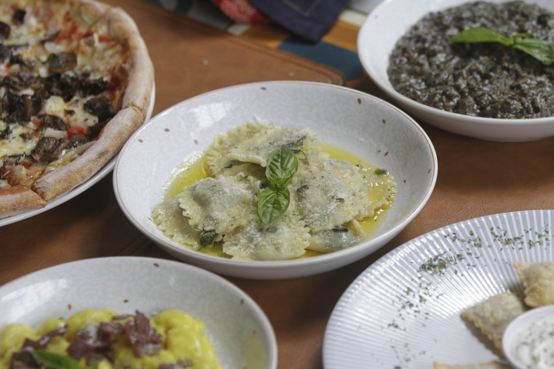 Selain itu ada pula menu Pizza baik yang classic pizza, original pizza, maupun calzone atau pizza lipat bagi yang ingin menikmati nice twist dari sajian pizza biasa. Beberapa menu yang menjadi andalan di Restoran Mamma Rosy ini antara lain Risotto yakni hidangan nasi khas Italia yang dimasak dengan menggunakan kaldu. Menurut sang pemilik Stefani, Risotto yang disajikan di restoran ini merupakan menu khas yang biasa dimasak oleh keluarganya di Italia. Selain itu, Mamma Rosy juga menghadirkan menu Vitello Tonnato sebagai menu otentik khas Italia. Semua pasta dari restoran ini dibuat dari bahan yang segar dan memiliki rasa yang rich dan creamy.