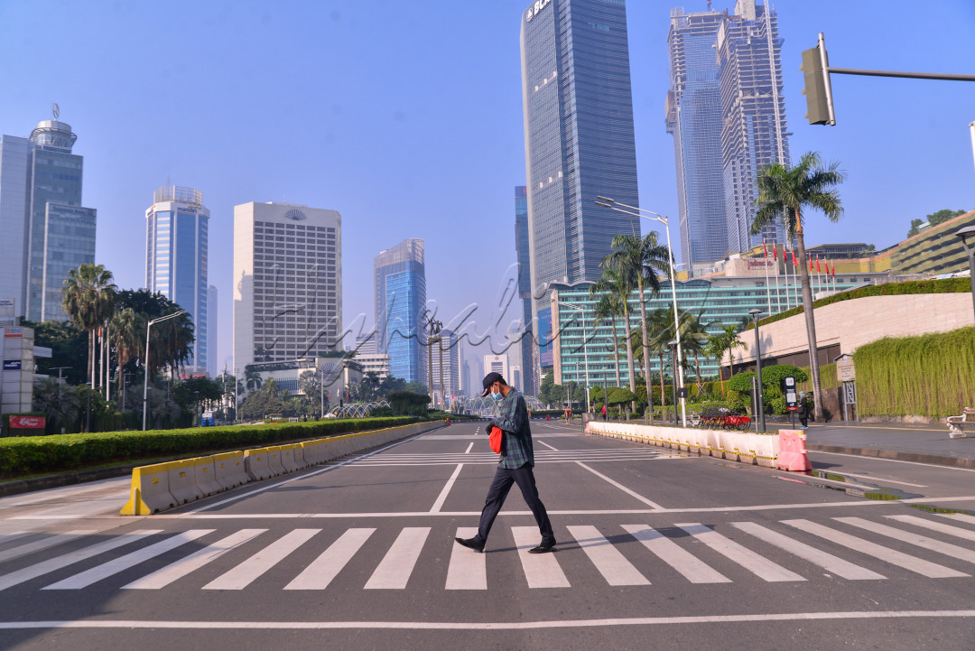 Terlihat hanya bebrapa kendaraan yang melintas di ruas jalan Sudirman.