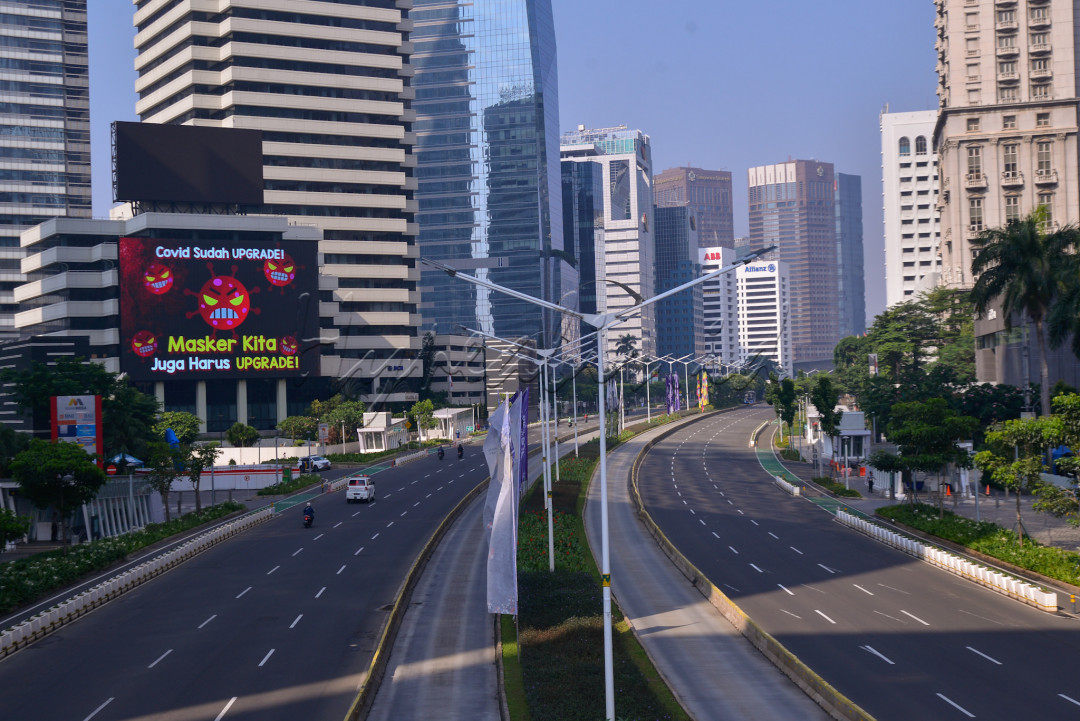 Momen sepinya Jakarta pun dimanfaatkan warga untuk berswafoto di jalanan yang lengang.