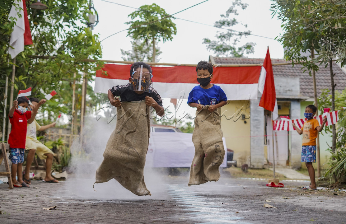 Warga Perumahan Oma View Cemorokandang Kota Malang menyambut HAri Kemerdekaan Republik Indonesia dengan mengadakan Balap Karung New Normal dengan tetap menerapkan protokol kesehatan, sengan memakai masker dan membatasi jumlah peserta setiap session lomba sehingga dapat mencegah penularan virus covid19