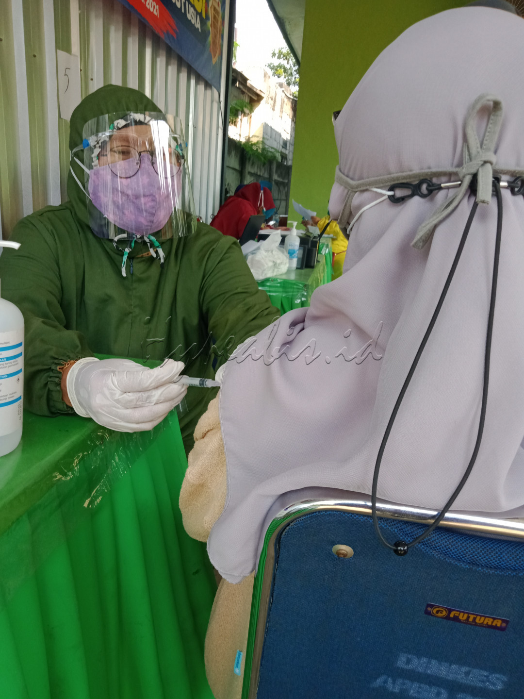 Merdeka dari Covid itu salah satunya adalah dengan mengikuti vaksin yang sudah disarankan. fungsinya agar tubuh kita memiliki kekebalan yang lebih ketika suatu penyakit/virus menyerang, sehingga kita tidak akan jatuh sakit/hanya akan mengalami sakit yang ringan. tentu saja untuk meminimalisir penyebaran Covid-19 juga perlu dibarengi dengan mengikuti atau patuh terhadap protokol kesehatan yang ada agar lebih maksimal.