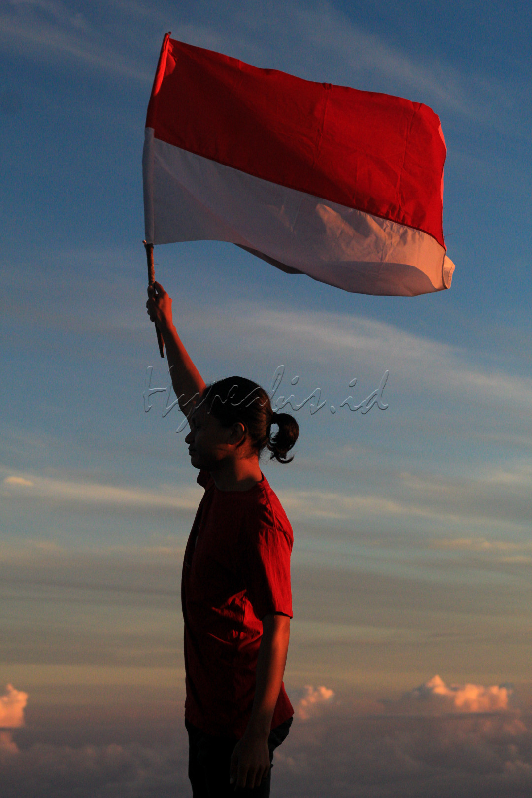 <span style="font-size: 12px;">Ini tentang sebuah rasa bangga, yang tidak bisa diungkapkan dengan kata-kata. Hanya rasa yang bisa menjawab tanya. Dari berbagai sudut Indonesia, keindahan yang tiada tara. Membuat saya cinta dan bangga memilikinya dalam darah. Salam Indonesia</span>