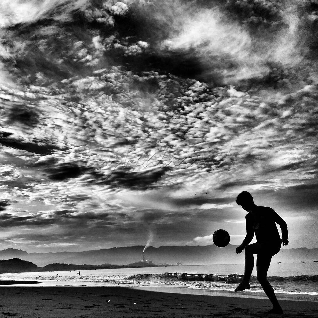 Warga bermain sepak bola di Pantai Pelabuhan Ratu, Sukabumi, Jawa Barat. Sepak bola dapat dinikmati dan dimainkan oleh semua kalangan masyarakat dari usia muda sampai dewasa. Tidak heran, jika dengan mudah kita bisa menjumpai anak-anak atau orang dewasa sedang bermain sepak bola disetiap daerah. Sepak bola merupakan olahraga sederhana dalam aturan dan perlengkapannya. Sepak bola dapat dimainkan hampir di mana saja. <!--/data/user/0/com.samsung.android.app.notes/files/clipdata/clipdata_bodytext_210729_222217_452.sdocx-->