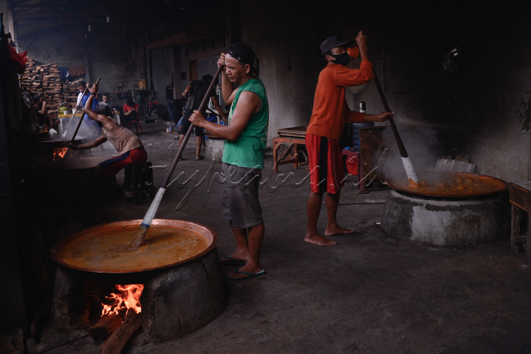 Produksi dodol dilakukan dengan cara tradisional yaitu menggunakan kayu bakar.